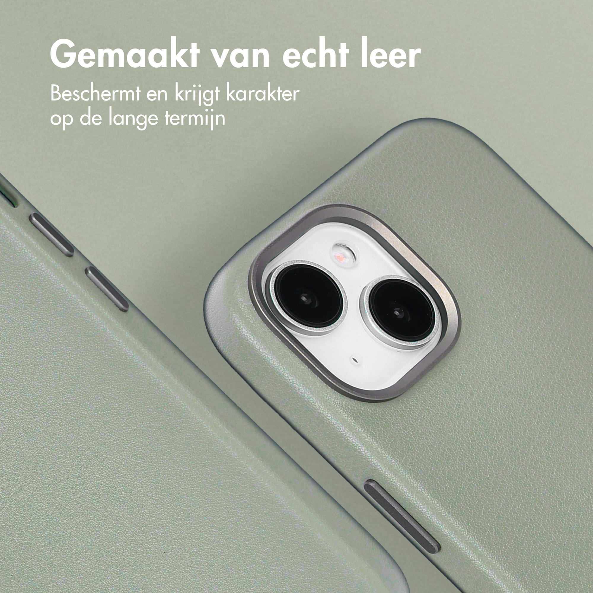 Close-up van een groene leren telefoonhoes. De hoes heeft een camera-uitsparing en zijknoppen. Tekst in het Nederlands is zichtbaar.