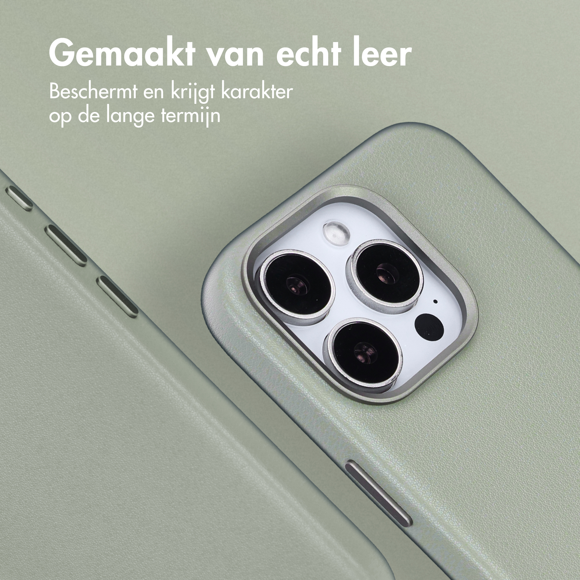 Gros plan sur un étui de téléphone en cuir vert. L'étui a une découpe pour l'appareil photo avec trois lentilles.