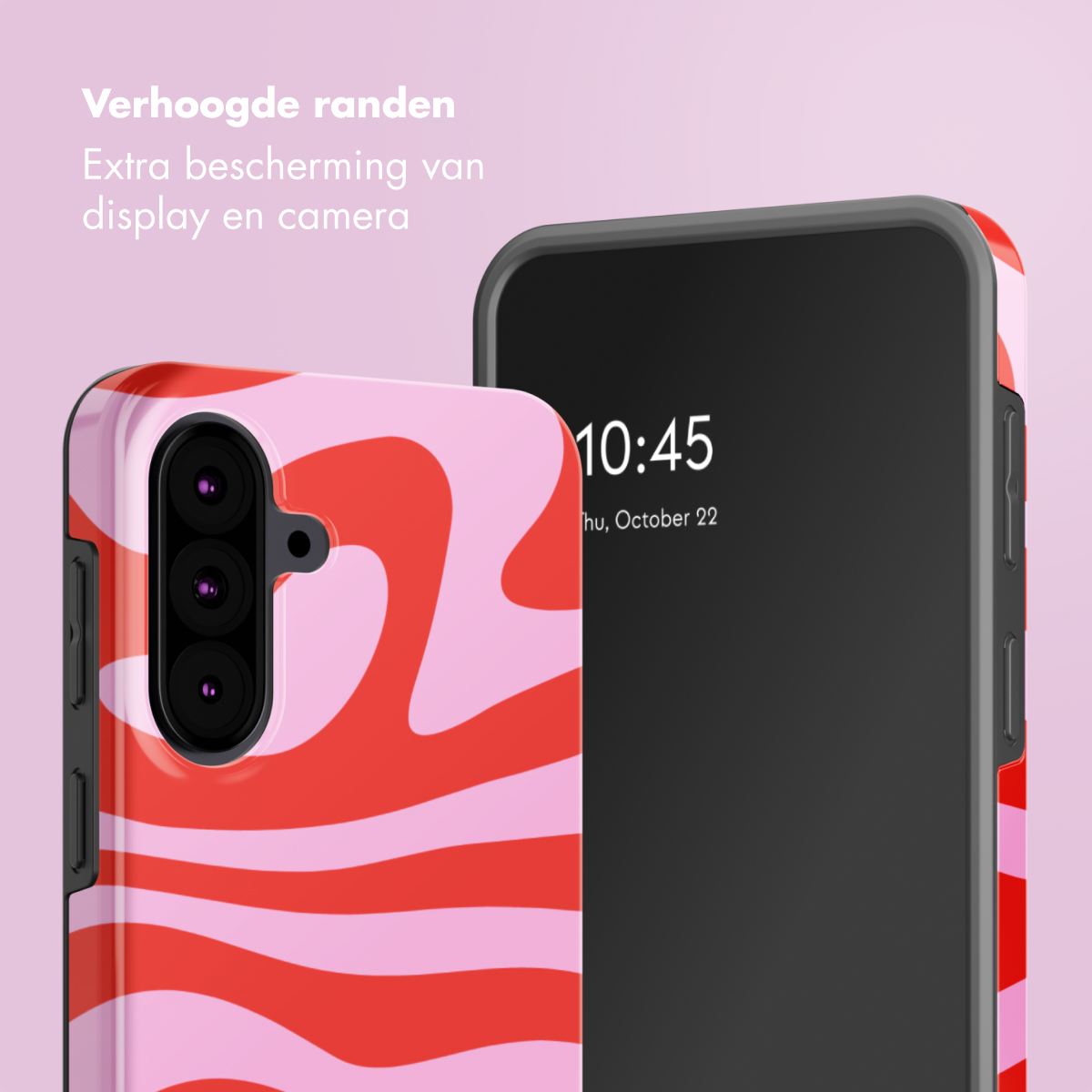 Un téléphone avec un étui à motifs rouges et roses, affichant l'heure. Le fond est un dégradé de rose.