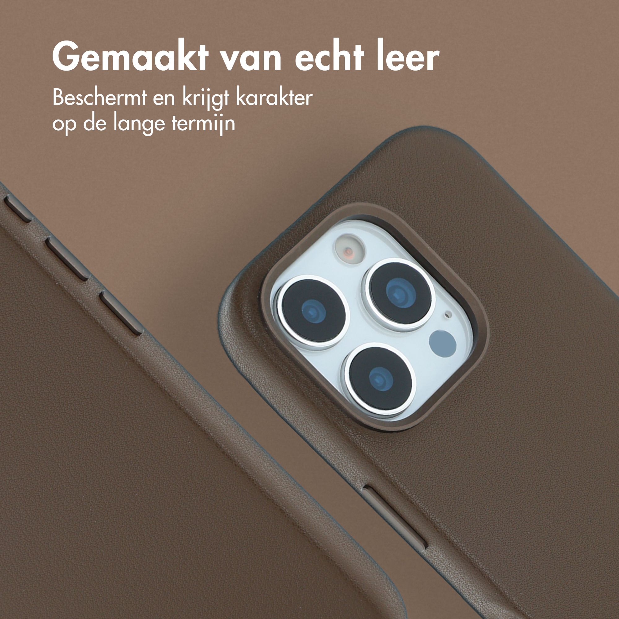 Gros plan sur un étui de téléphone en cuir marron. Les lentilles de l'appareil photo sont visibles. Texte : Fabriqué en cuir véritable, protège bien.