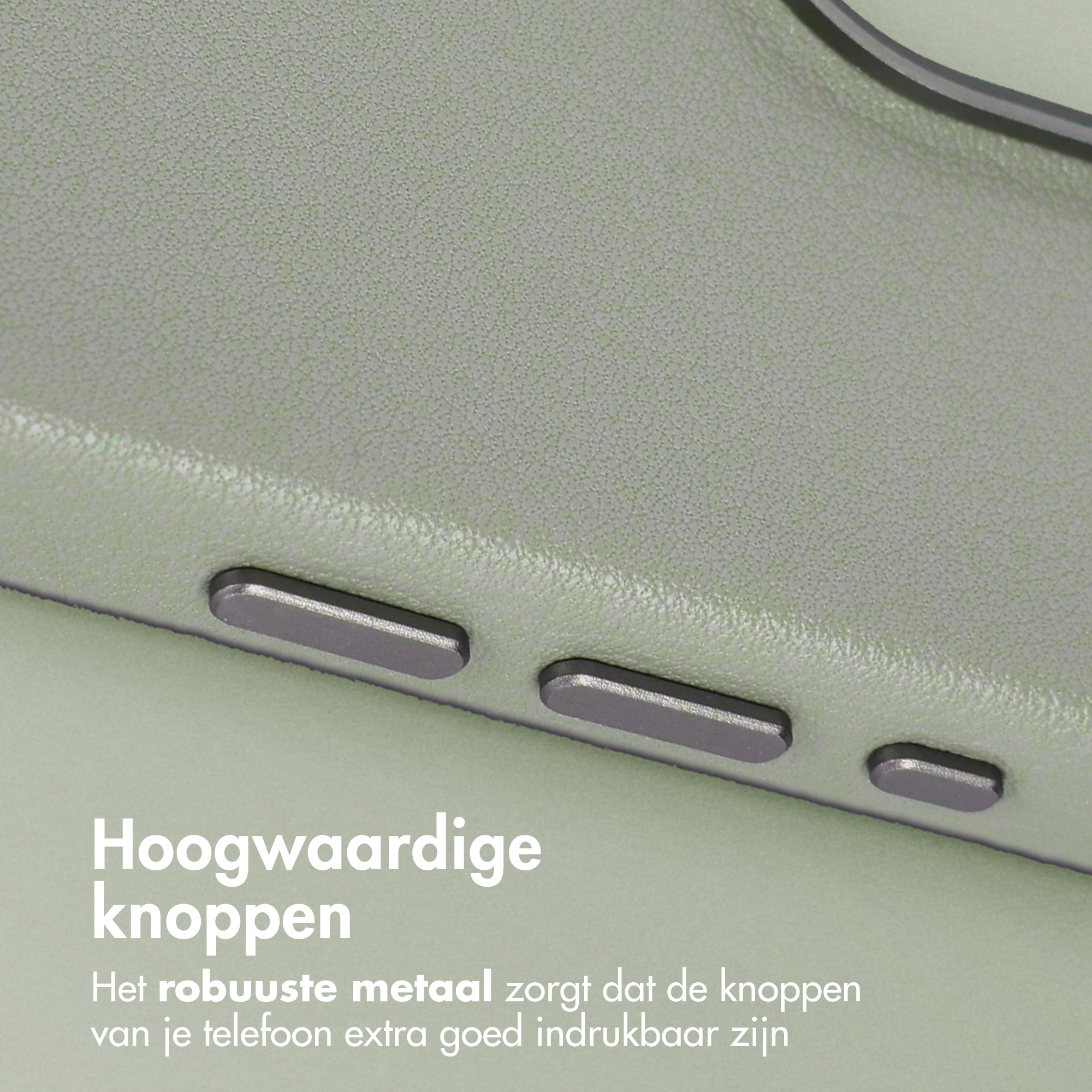 Close-up van een groene telefoonhoes met drie zilveren knoppen. De hoes heeft een textuur.