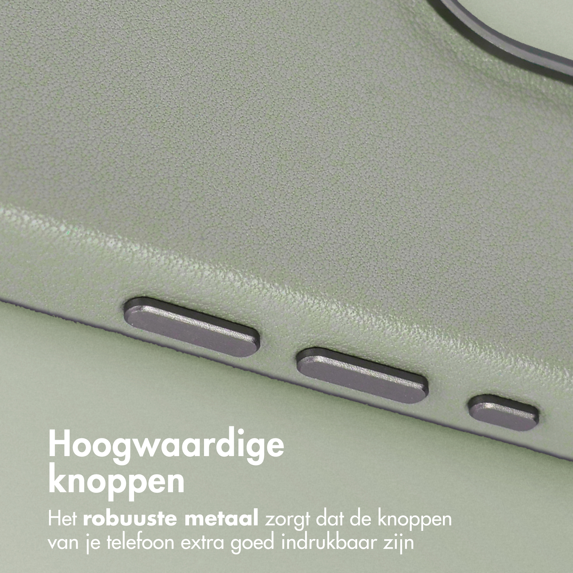 Gros plan sur une coque de téléphone verte avec trois boutons argentés. La texture de la coque est visible.