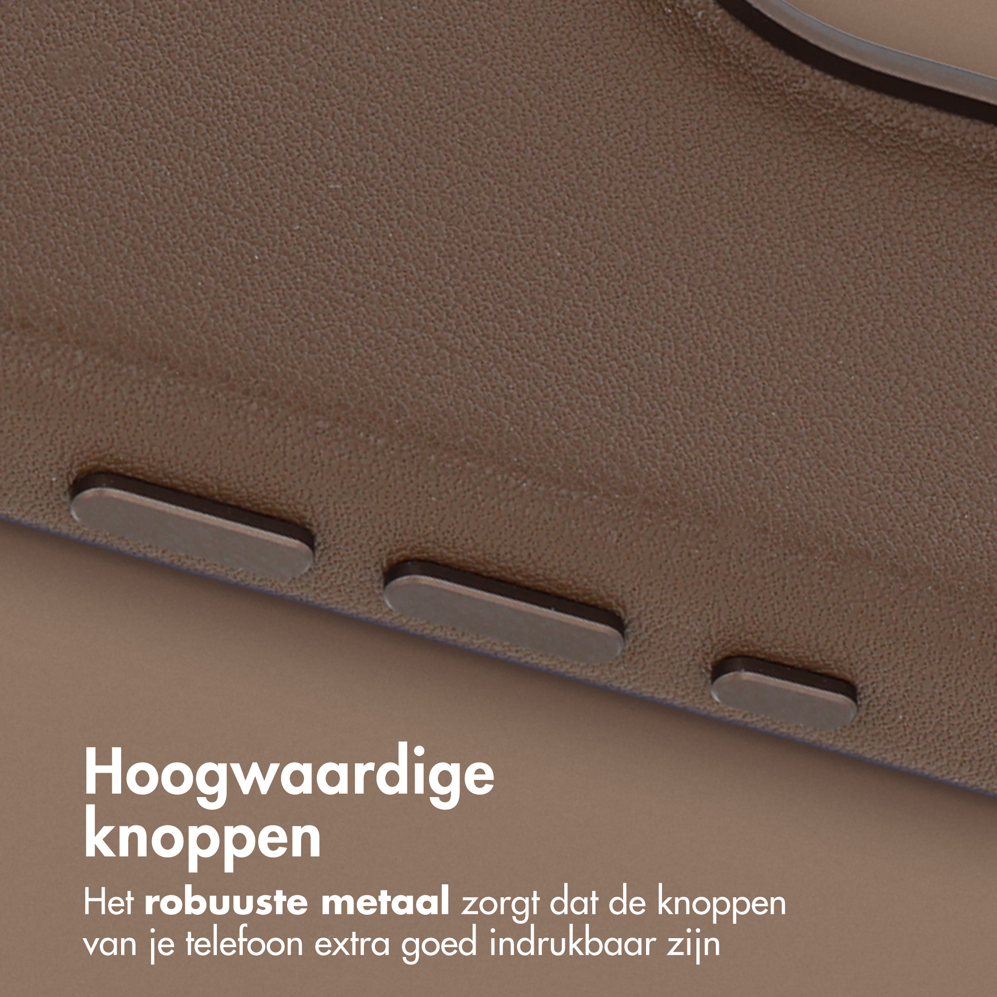 Gros plan d'une coque de téléphone marron avec trois boutons argentés. La texture est rugueuse et le fond est beige.