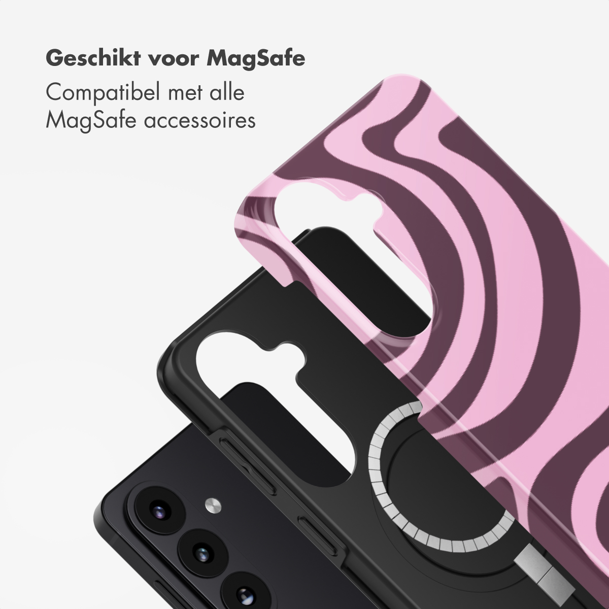 Een telefoon en twee hoesjes. Een hoesje is zwart, de andere roze met donkerroze golfstrepen. De tekst bovenaan luidt 'Geschikt voor MagSafe'.