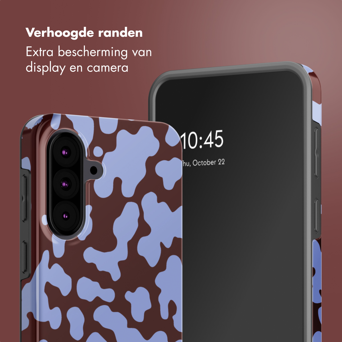 Un téléphone dans un étui marron avec des taches bleu clair et un écran noir affichant l'heure.