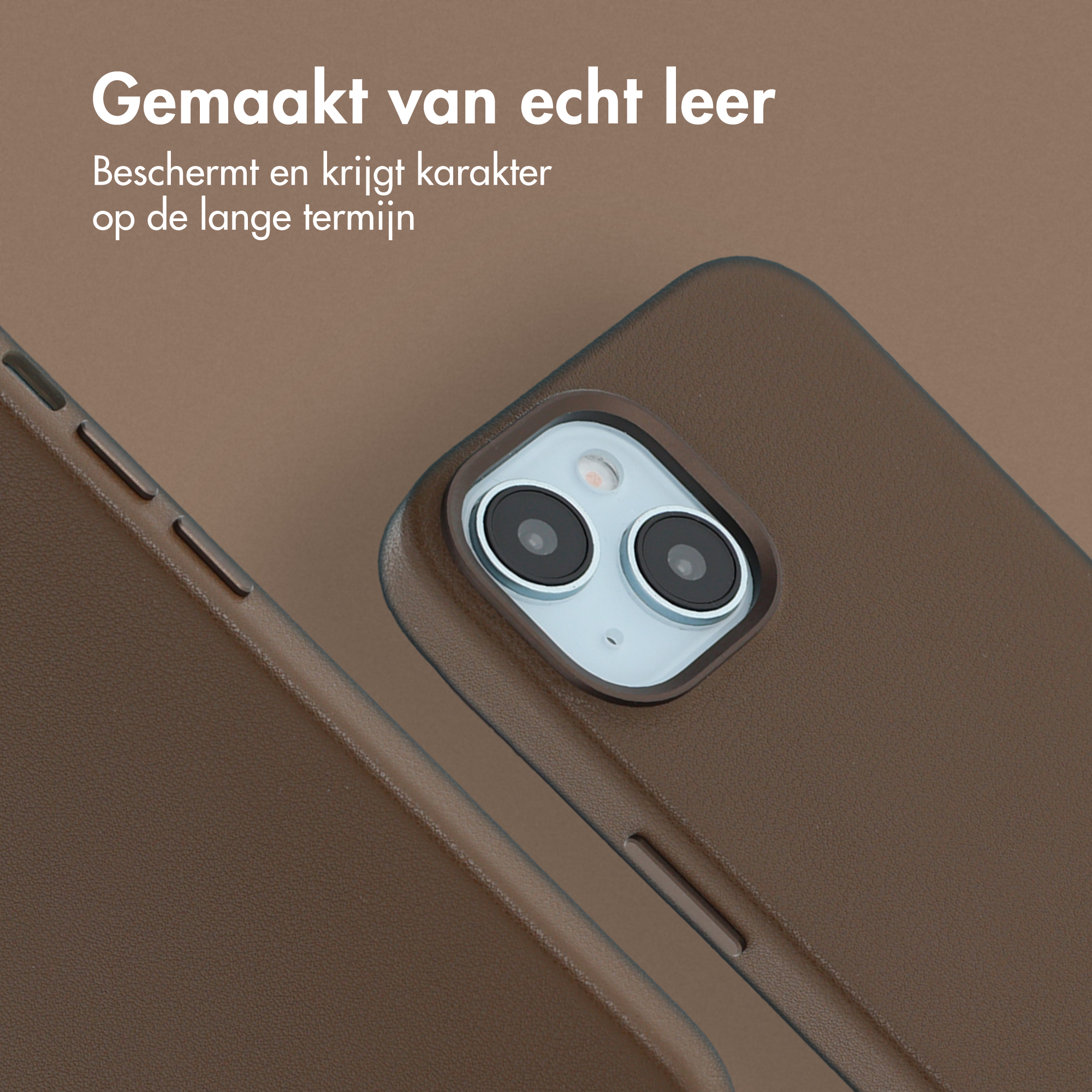 Un étui de téléphone en cuir marron. L'image se concentre sur l'appareil photo et les boutons latéraux, avec du texte en haut.