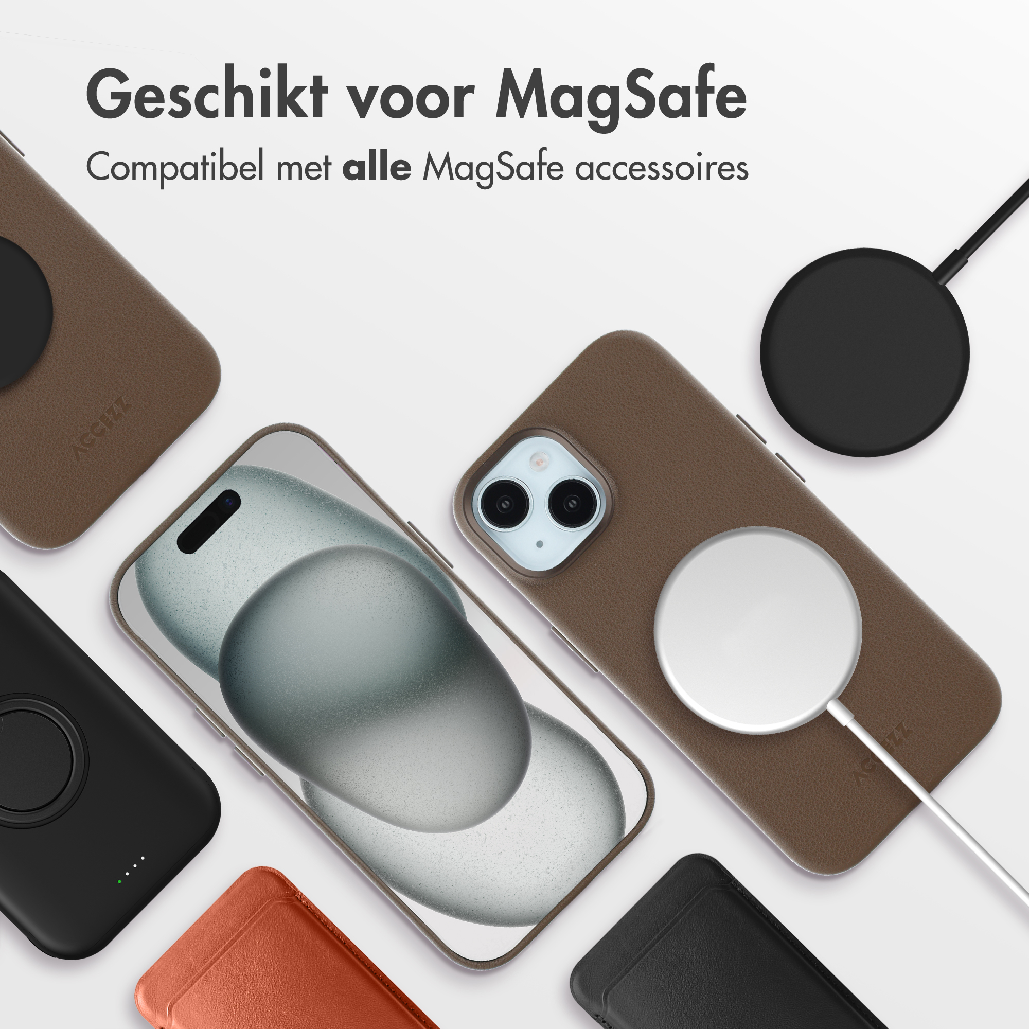L'image montre des téléphones et des accessoires. Des étuis de téléphone marron, un chargeur blanc et un chargeur noir sont visibles.