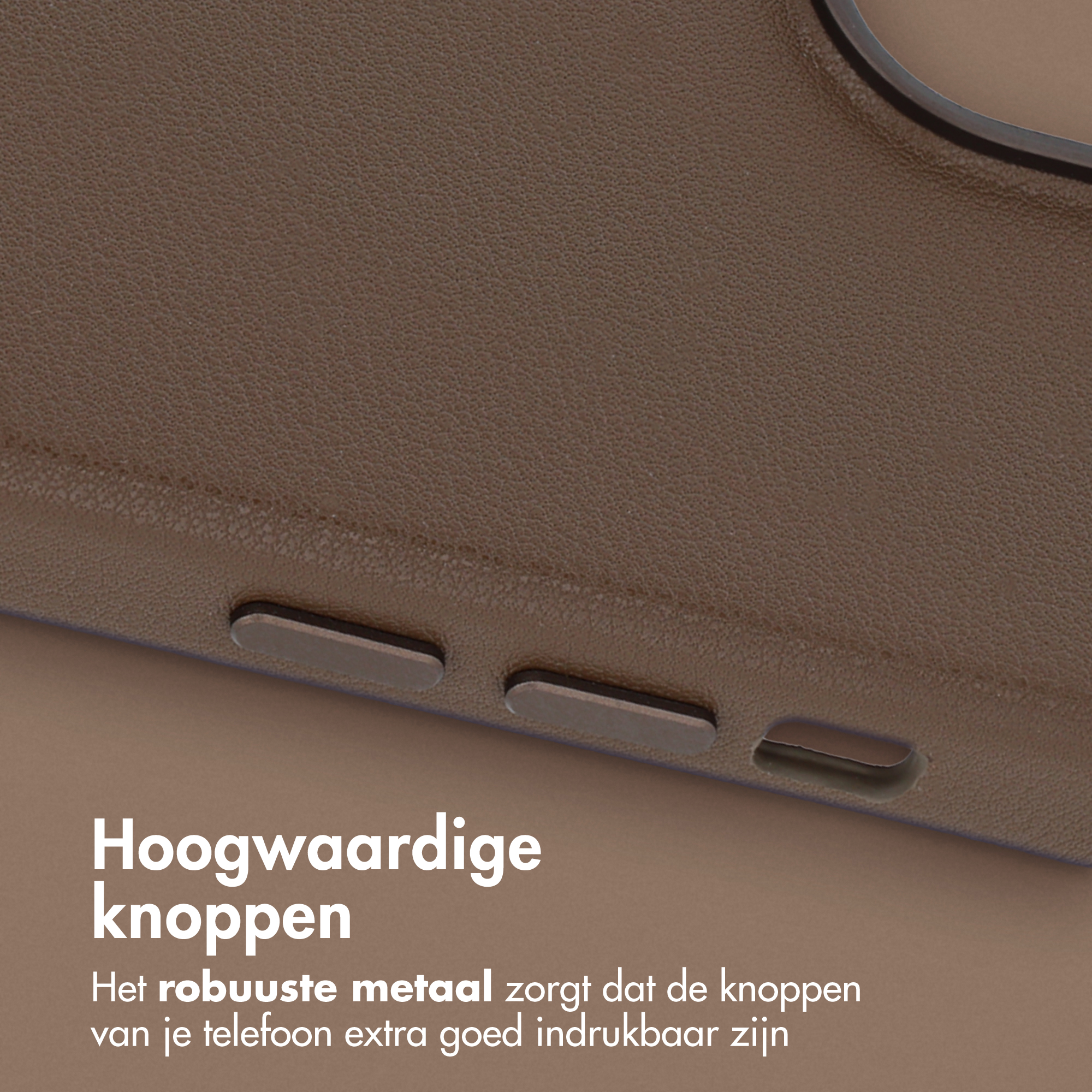 Gros plan d'un étui de téléphone marron avec des boutons métalliques. La surface a une finition texturée. Le fond est brun clair.