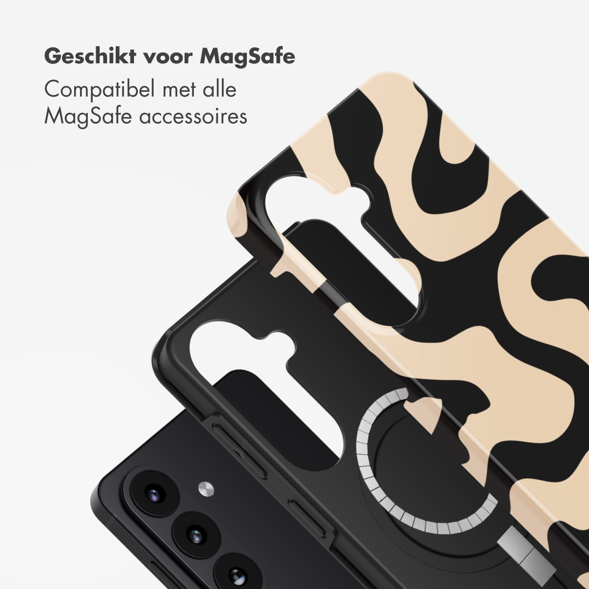 Een telefoon met een zwarte hoes en een beige en zwart patroon hoesje erbovenop. Tekst: 'Geschikt voor MagSafe'.