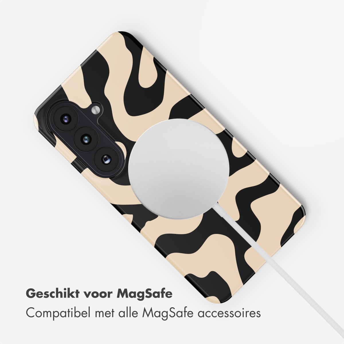 Una custodia per telefono con motivo nero e beige, collegata a un caricatore MagSafe bianco. Il testo in basso menziona la compatibilità MagSafe.
