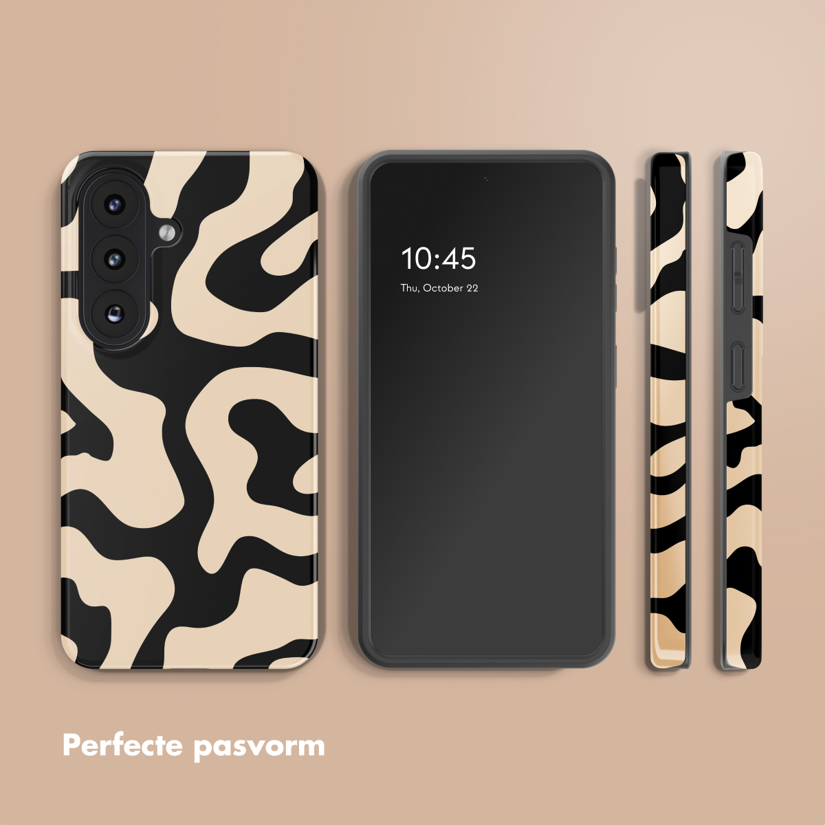 Een telefoon en telefoonhoesjes met een zwart-beige golfpatroon worden op een beige oppervlak weergegeven. Het scherm toont de tijd.