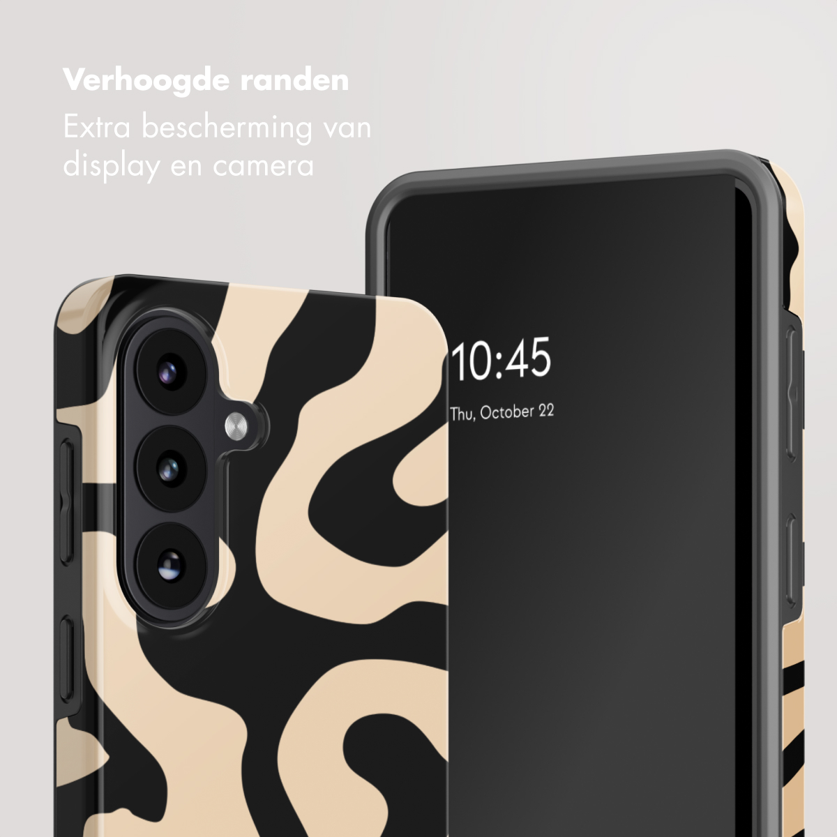 Twee telefoons met hoesjes. Een hoesje heeft een zwart en beige wervelpatroon. Het andere hoesje is zwart met een streepjespatroon.