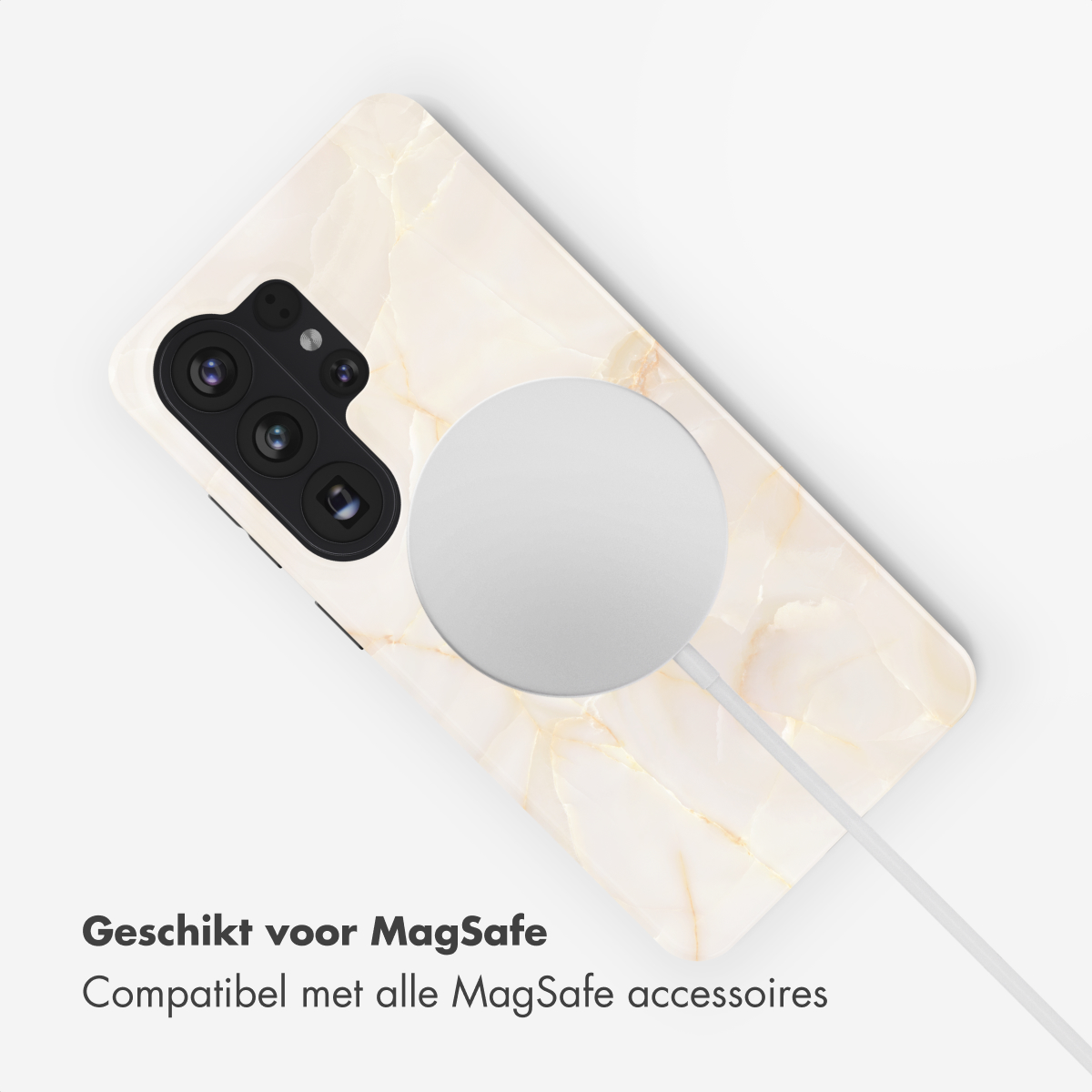 Une coque de téléphone avec un motif marbre, un chargeur MagSafe attaché et un câble blanc. Texte : 'Compatible MagSafe'.