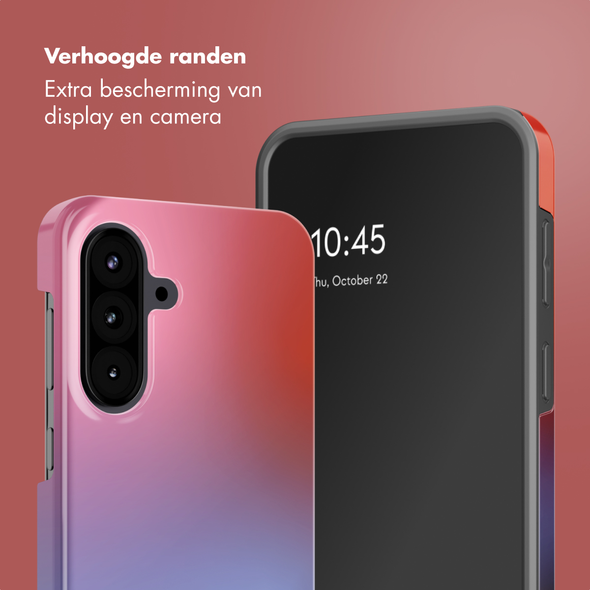 Twee telefoons in hoesjes, één roze, één zwart. De roze hoes heeft een cameramodule, de zwarte telefoon toont de tijd. De achtergrond is rood.