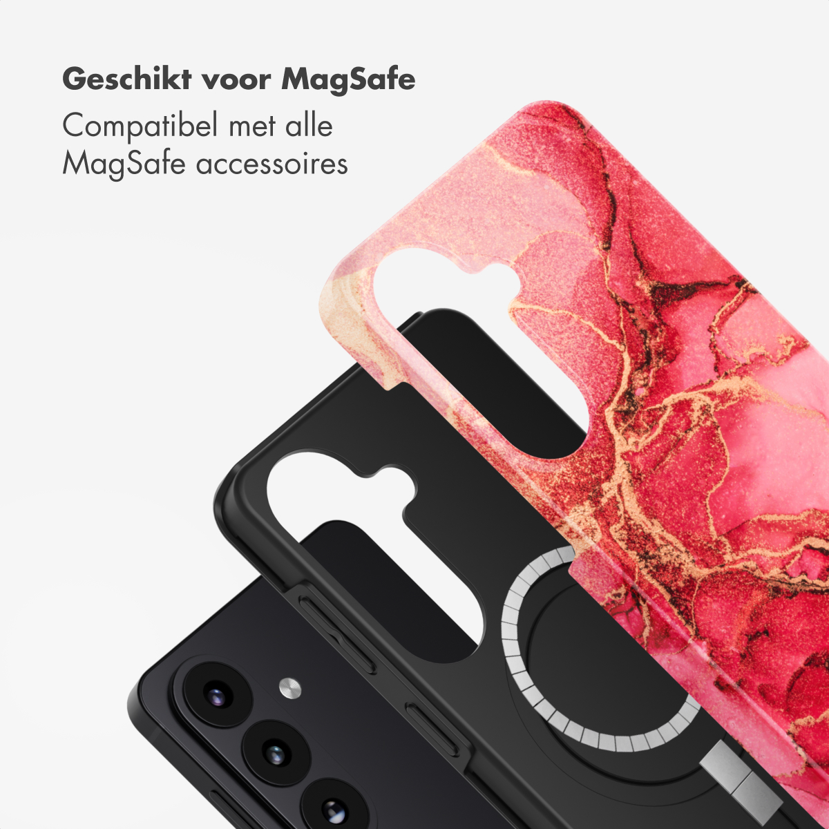 Telefoon met hoesje. De hoes is roze met gouden aderen en de telefoon is zwart. De tekst bovenaan luidt 'Geschikt voor MagSafe'.