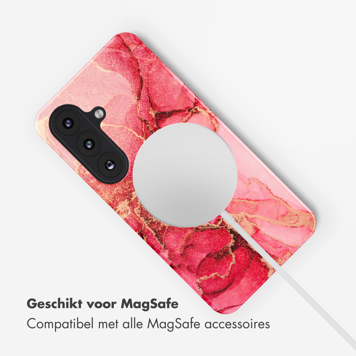 Een telefoonhoesje met roze marmerpatroon en een witte MagSafe-oplader. Tekst onderaan geeft MagSafe-compatibiliteit aan.