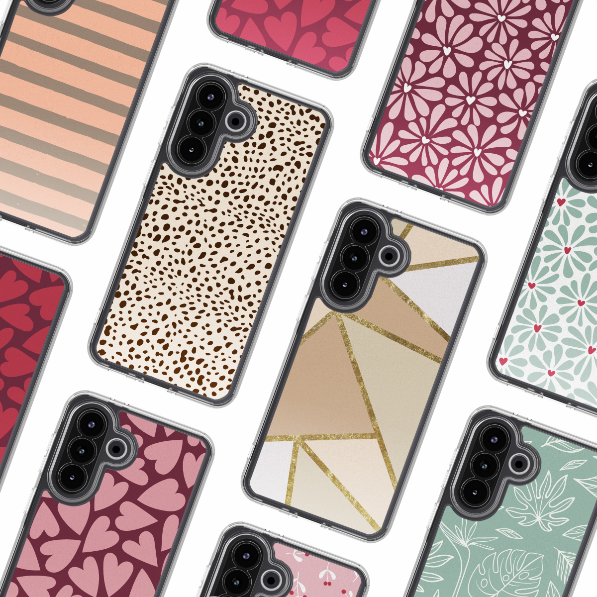 Una collezione di custodie per telefoni con vari motivi: stampa leopardata, cuori, fiori, forme geometriche e foglie. Sono disposte su sfondo bianco.