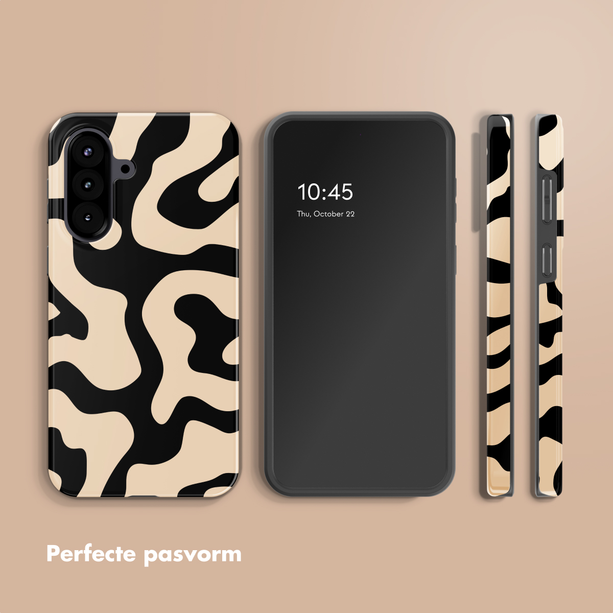 Een telefoon en telefoonhoesjes met zwarte en beige abstracte patronen. De telefoon toont de tijd. Beige achtergrond.