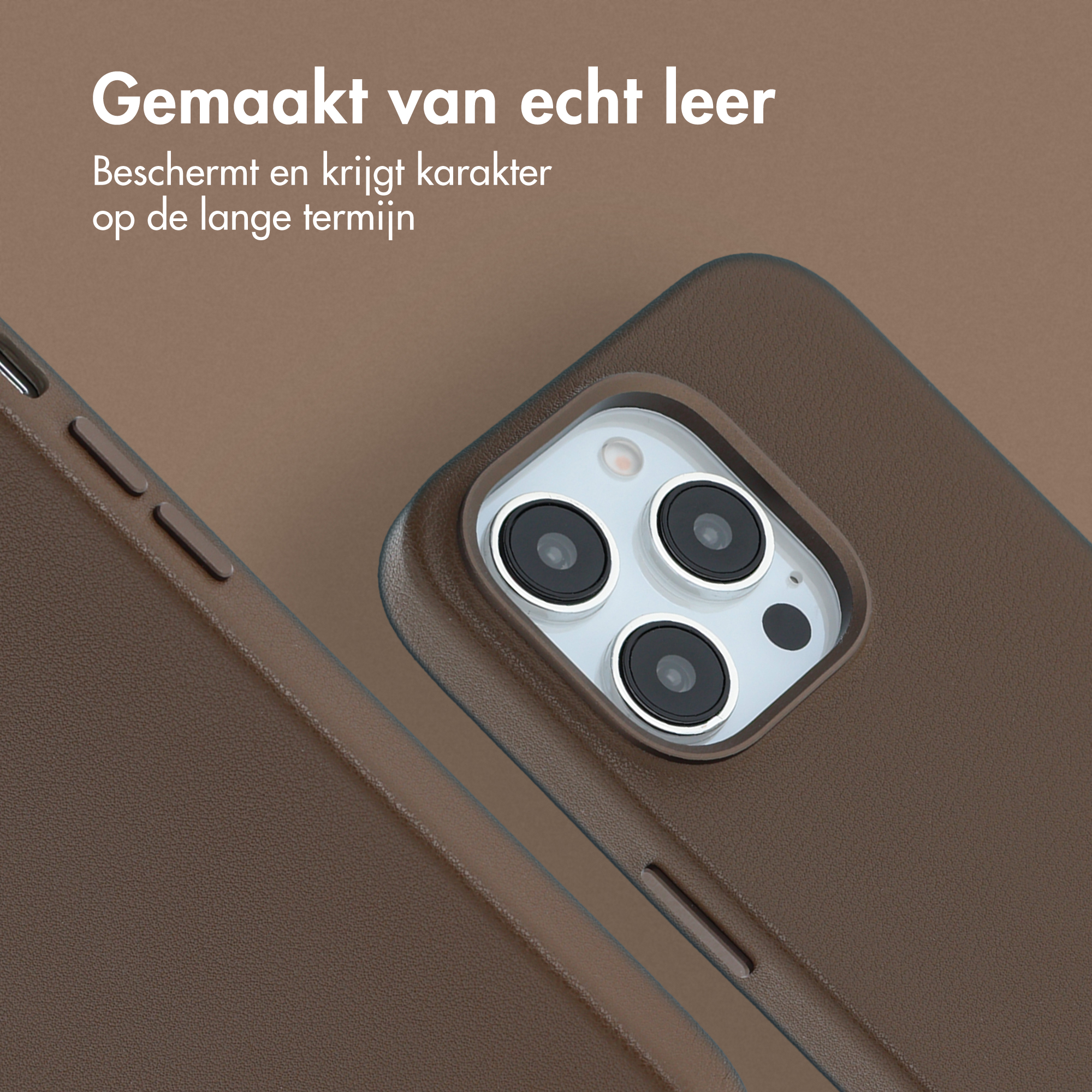 Gros plan sur un étui de téléphone en cuir marron. L'étui a une découpe pour l'appareil photo, des boutons latéraux et du texte sur le produit.