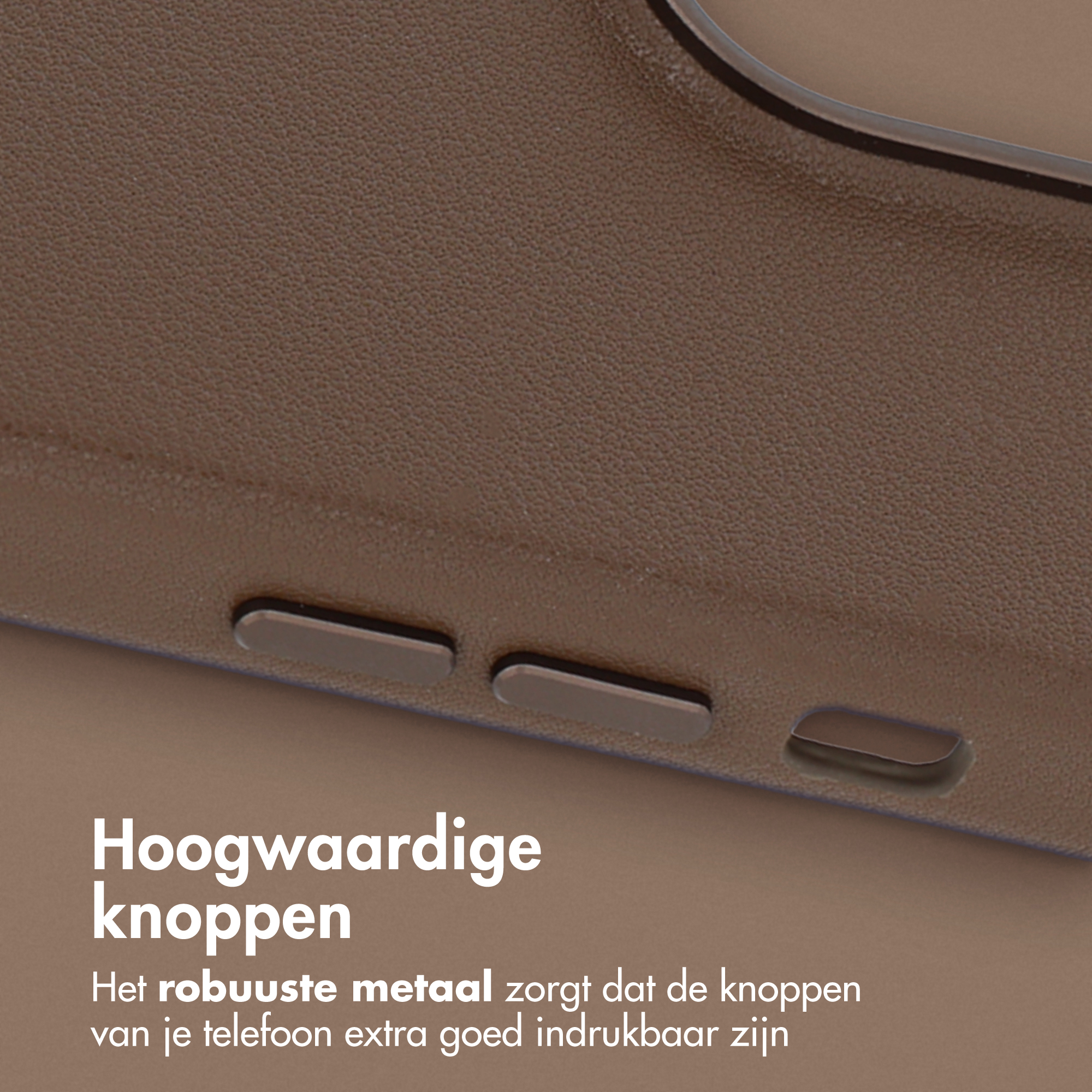 Gros plan sur une coque de téléphone marron avec trois boutons métalliques. Le fond est de couleur marron similaire. Texte en néerlandais.