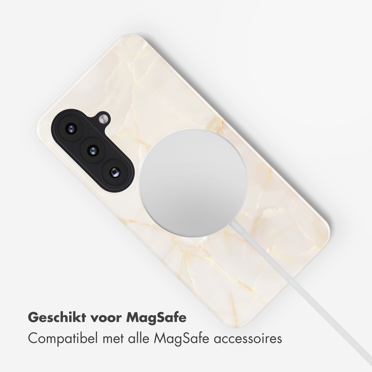 Una custodia per telefono con motivo marmoreo e caricatore MagSafe collegato. Testo: Adatto per MagSafe. Compatibile con tutti gli accessori MagSafe.