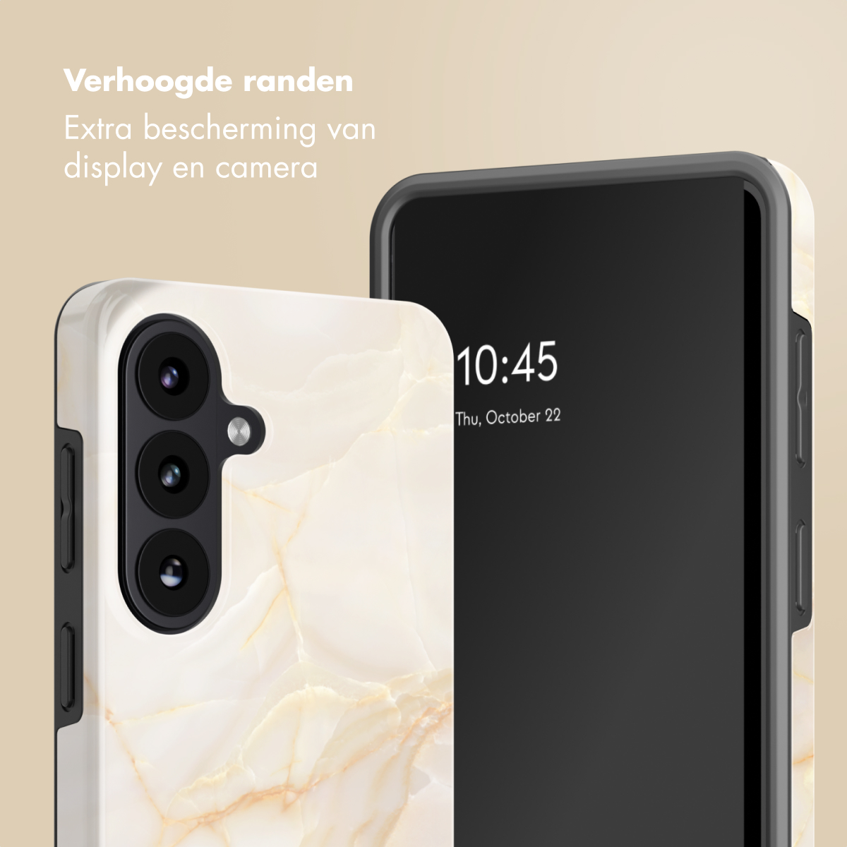Een telefoonhoesje met een marmerontwerp wordt getoond naast een telefoon met 10:45. Tekst luidt: Extra bescherming voor display en camera.