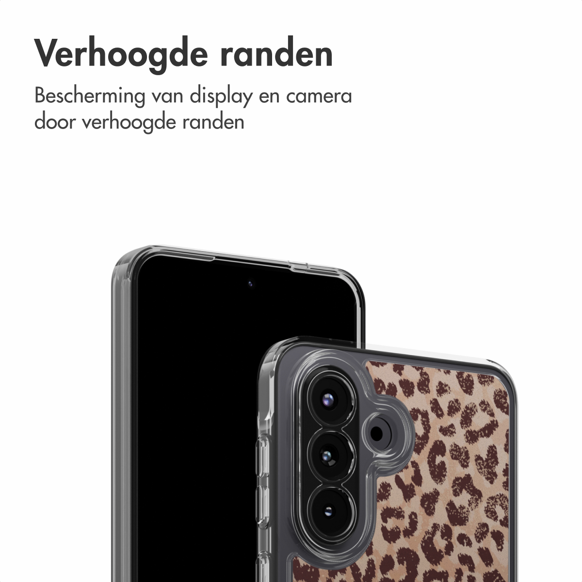 Un telefono in una custodia con stampa leopardata. La custodia ha bordi rialzati per proteggere lo schermo e la fotocamera. Sfondo bianco.