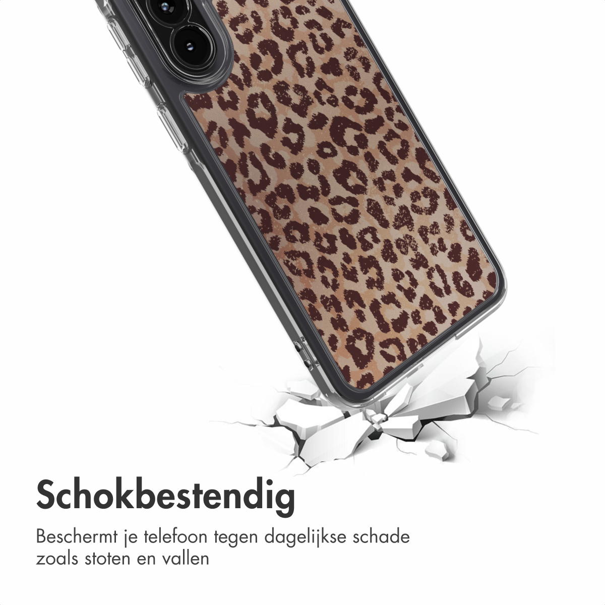 Un telefono con custodia leopardata sta rompendo una superficie. La custodia è angolata, mostrando il design. Sfondo bianco.