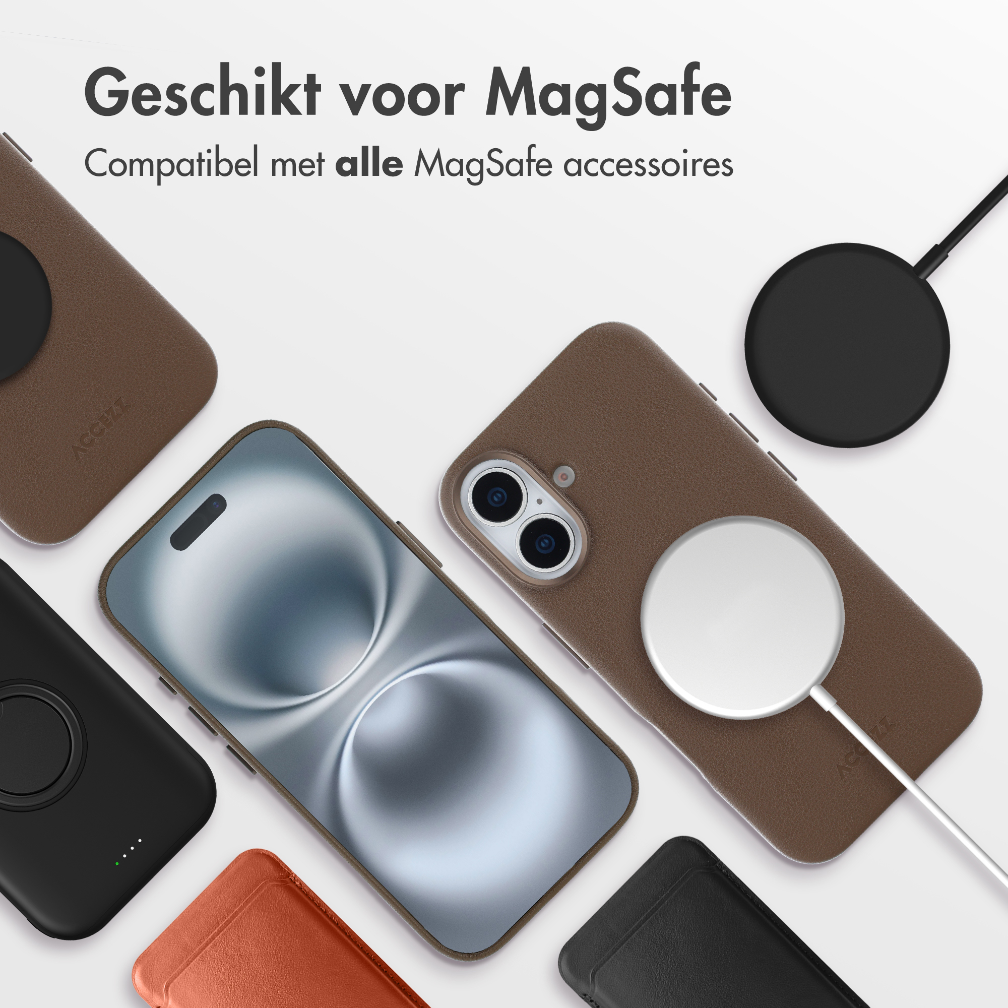 L'image montre des téléphones et accessoires, y compris des chargeurs et étuis MagSafe, sur une surface blanche. Le texte indique la compatibilité.
