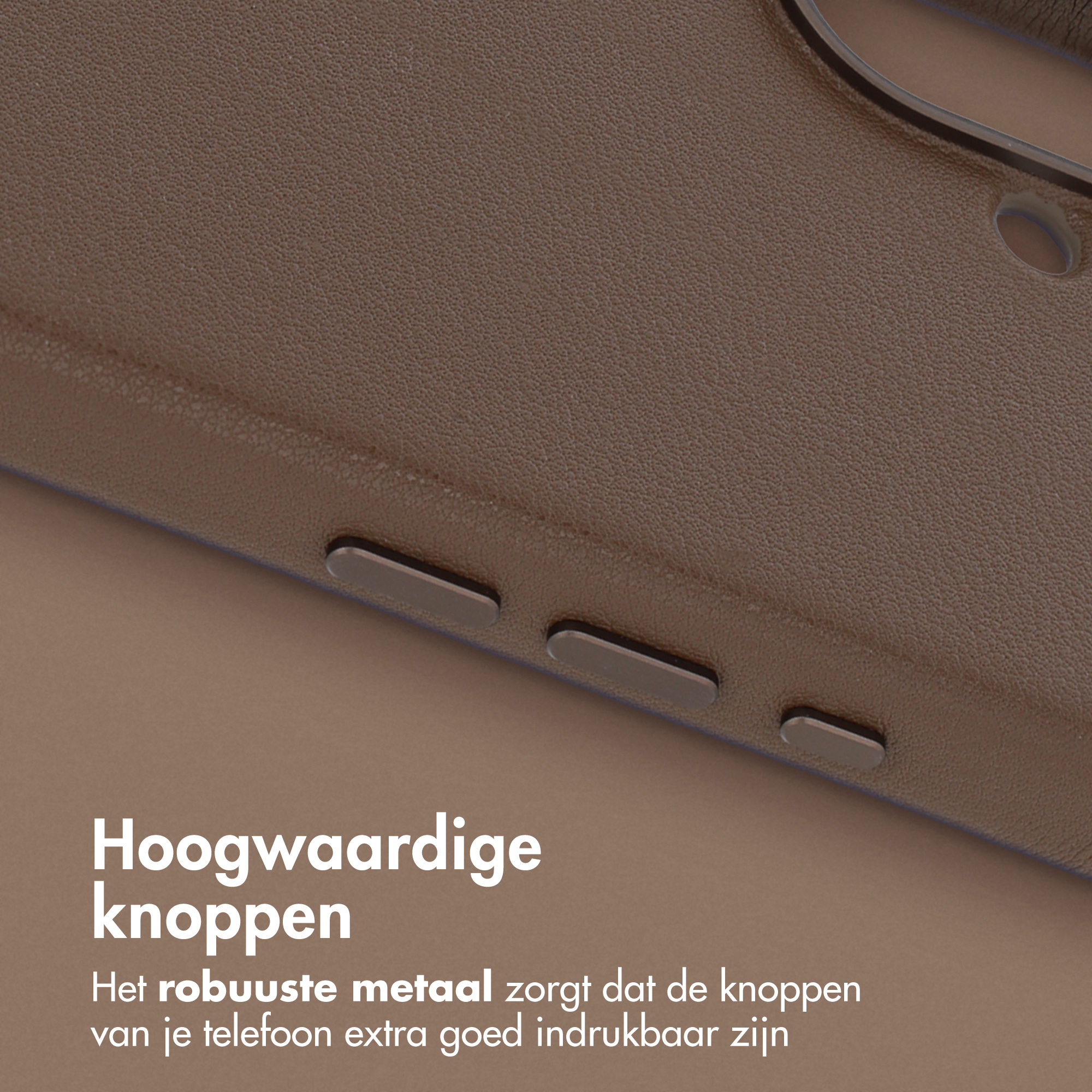 Gros plan sur un étui de téléphone marron avec trois boutons métalliques. La surface est texturée. Le texte décrit les boutons de qualité.