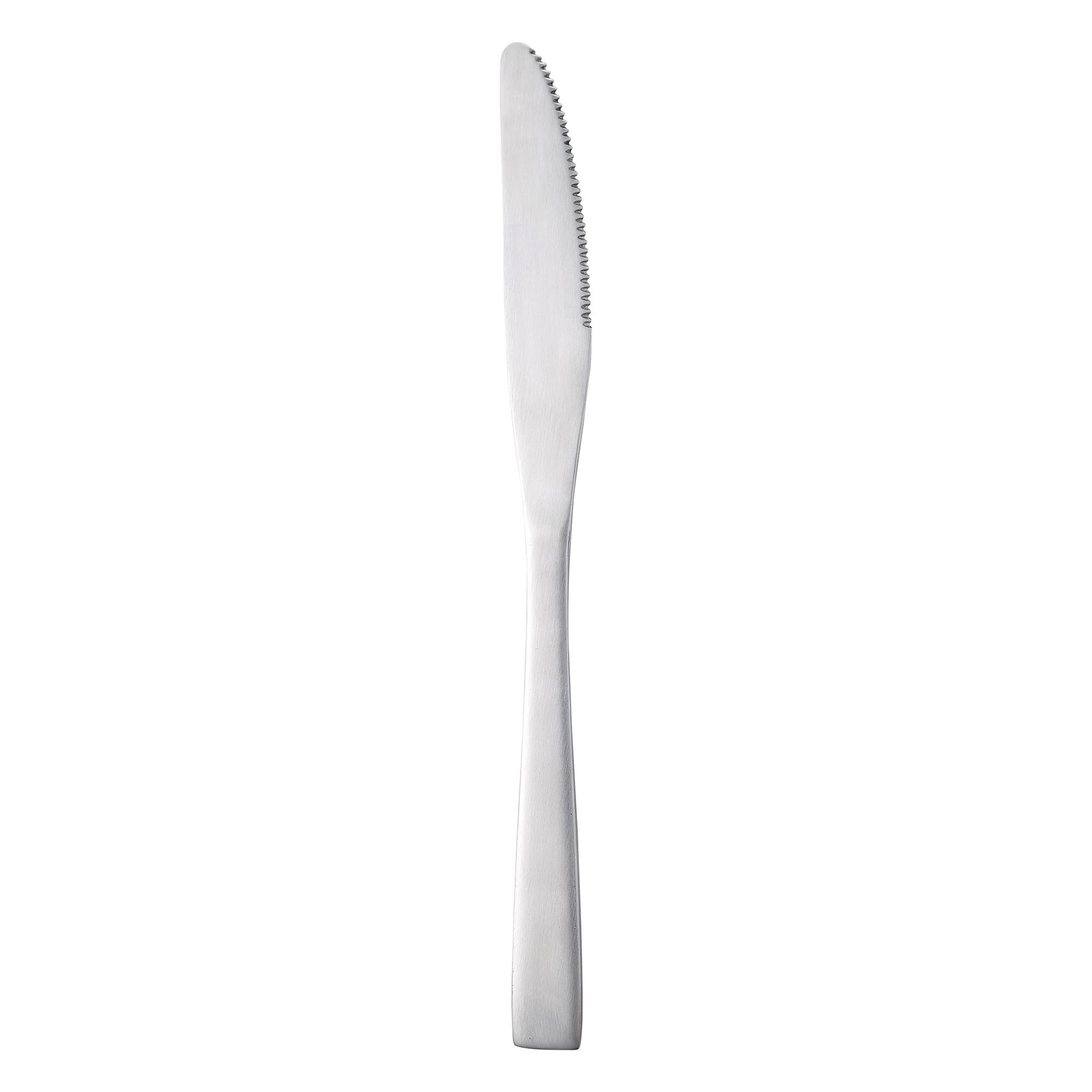 Un cuchillo de mantequilla de acero inoxidable con borde dentado y mango largo, aislado sobre fondo blanco.
