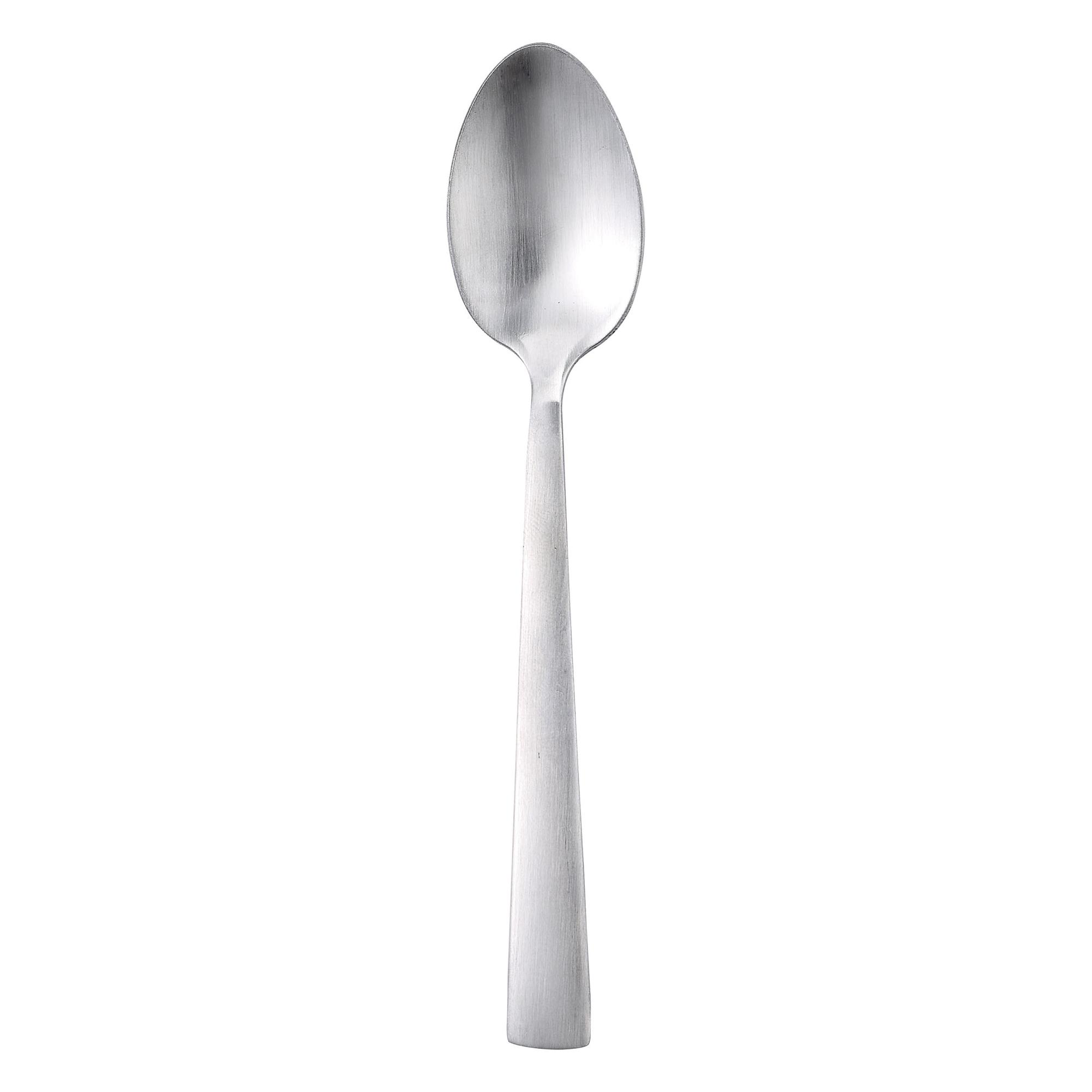 Una cuchara de metal con mango largo centrada sobre fondo blanco.