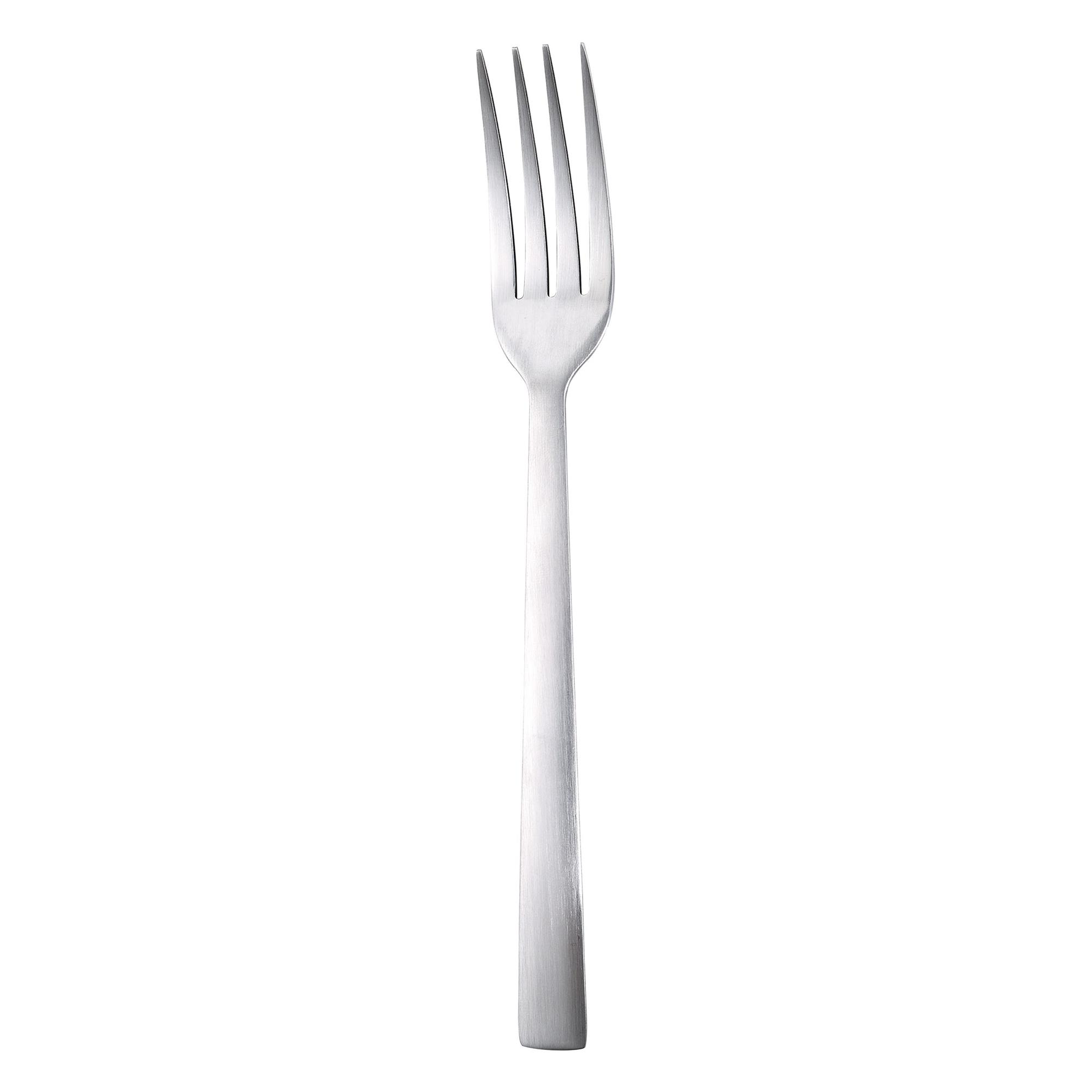 Un tenedor de metal con cuatro púas se alza verticalmente sobre un fondo blanco liso. El tenedor está centrado.