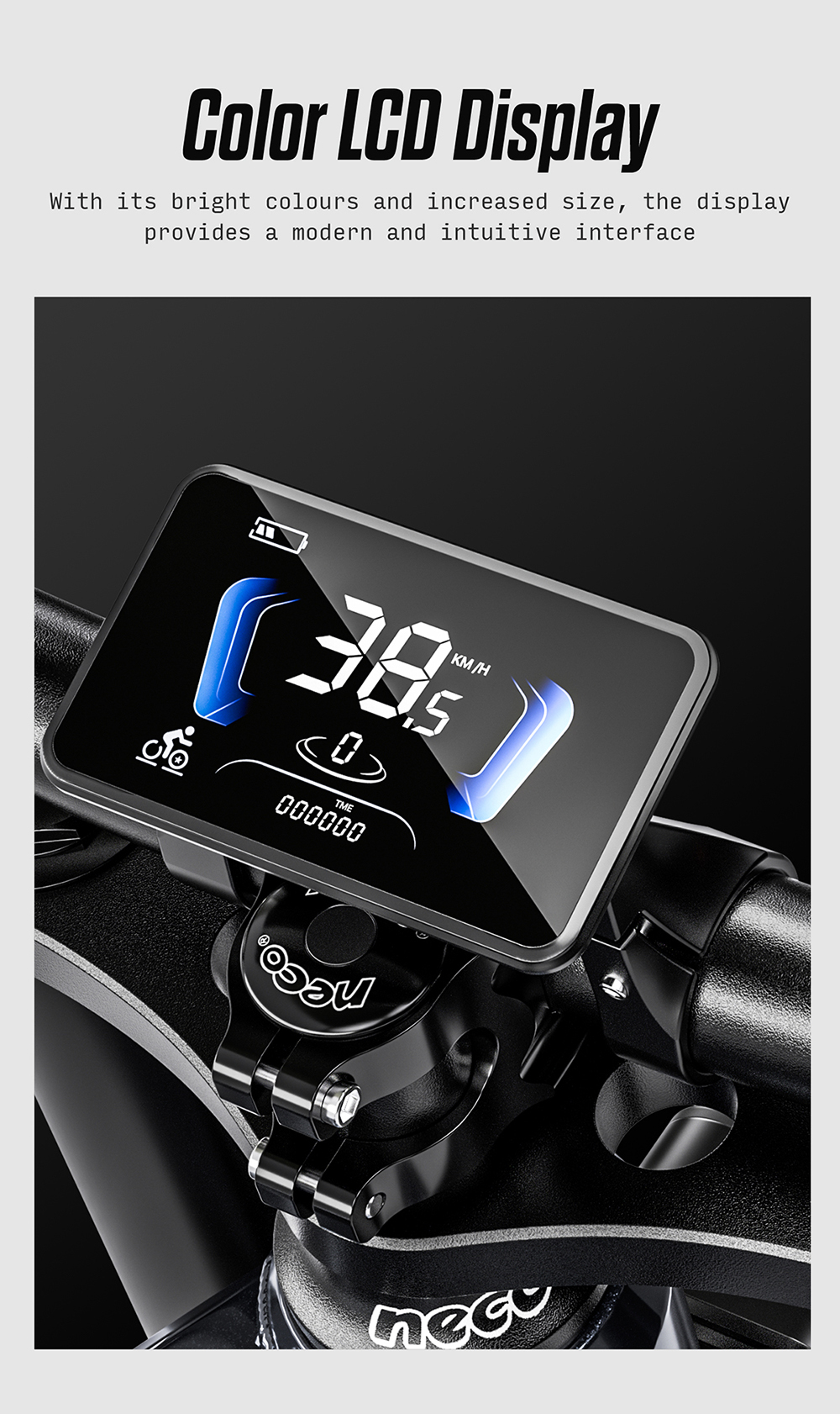 Primo piano di un display dello scooter che mostra velocità, batteria e altre informazioni. Sono visibili manubrio e telaio neri.