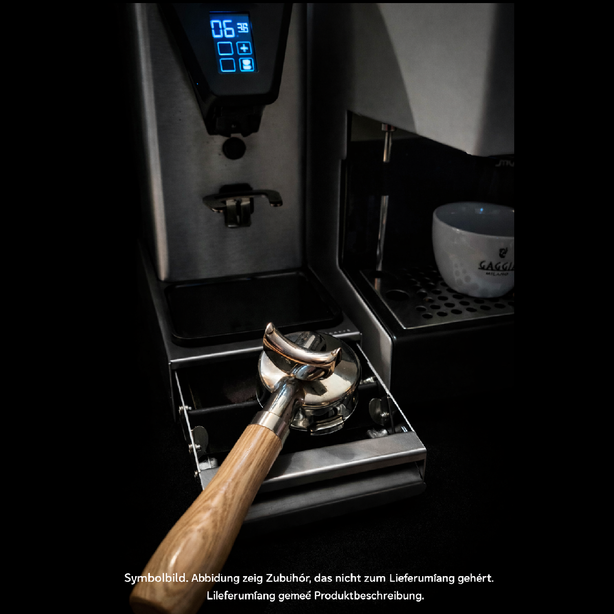 Espressomaschine mit Siebträger, Digitalanzeige und Tasse. Die Maschine ist silberfarben, mit Holzgriff.