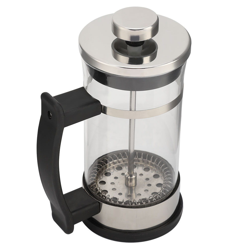 Eine French-Press-Kaffeemaschine. Sie hat einen Glaskolben, ein Metallfilter, einen Metalldeckel mit Knopf und einen schwarzen Griff.