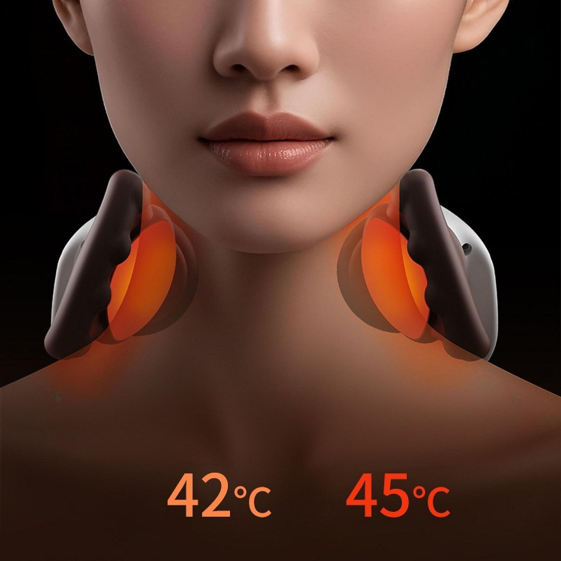 Eine Person mit einem Nackenmassagegerät. Es hat einen orangefarbenen Wärmeeffekt. Die Temperatur beträgt 42°C und 45°C.