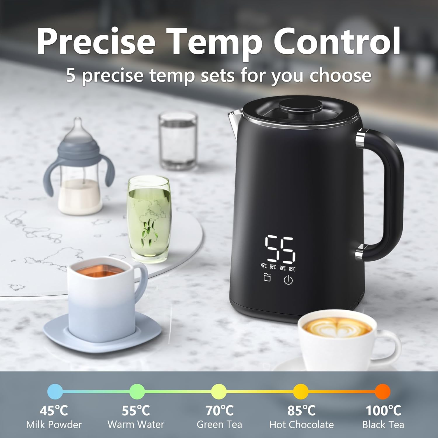 Ein schwarzer Wasserkocher mit digitaler Anzeige zeigt 55°C. Weitere Gegenstände sind Tassen mit Getränken, eine Babyflasche und eine Temperaturanzeige.