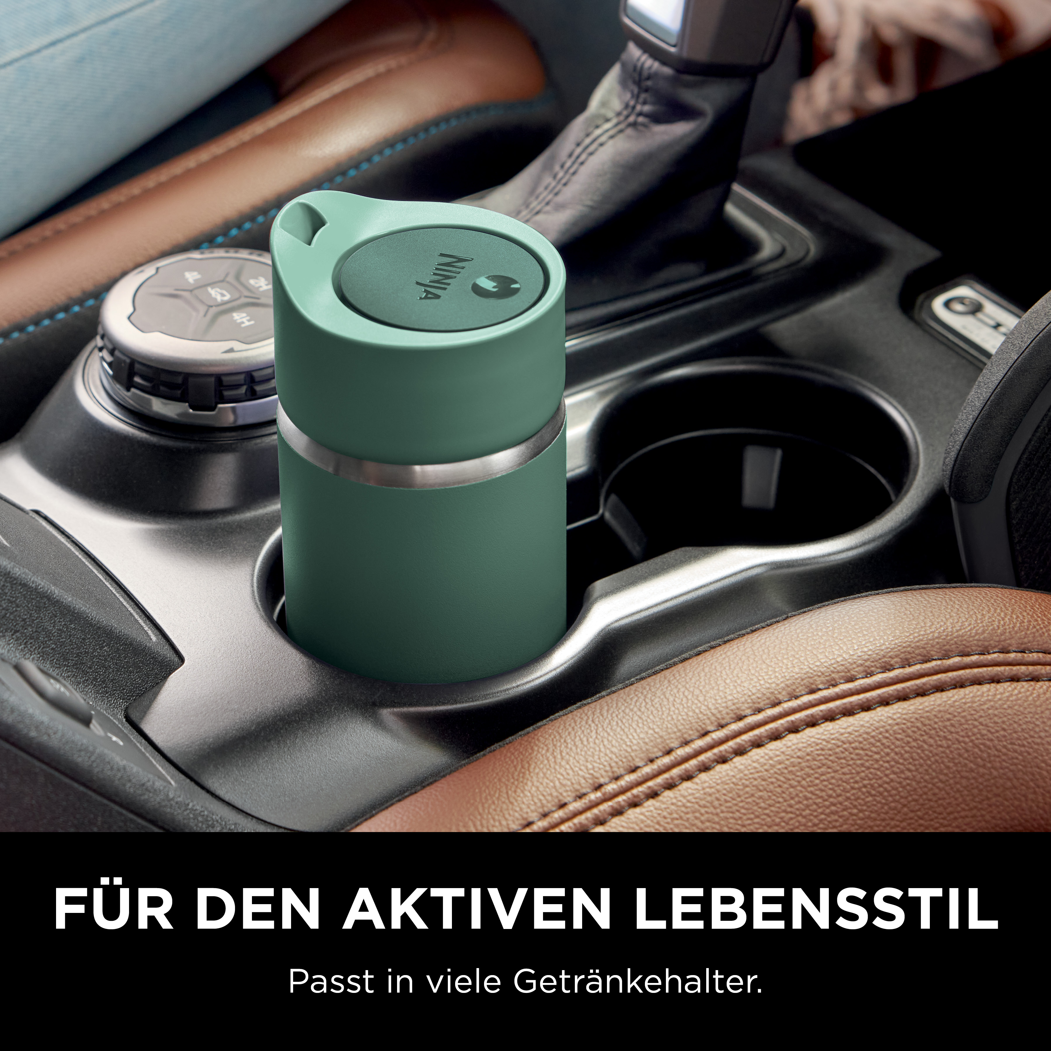 Gobelet Ninja vert dans un porte-gobelet de voiture. Sièges en cuir marron et console noire visibles.