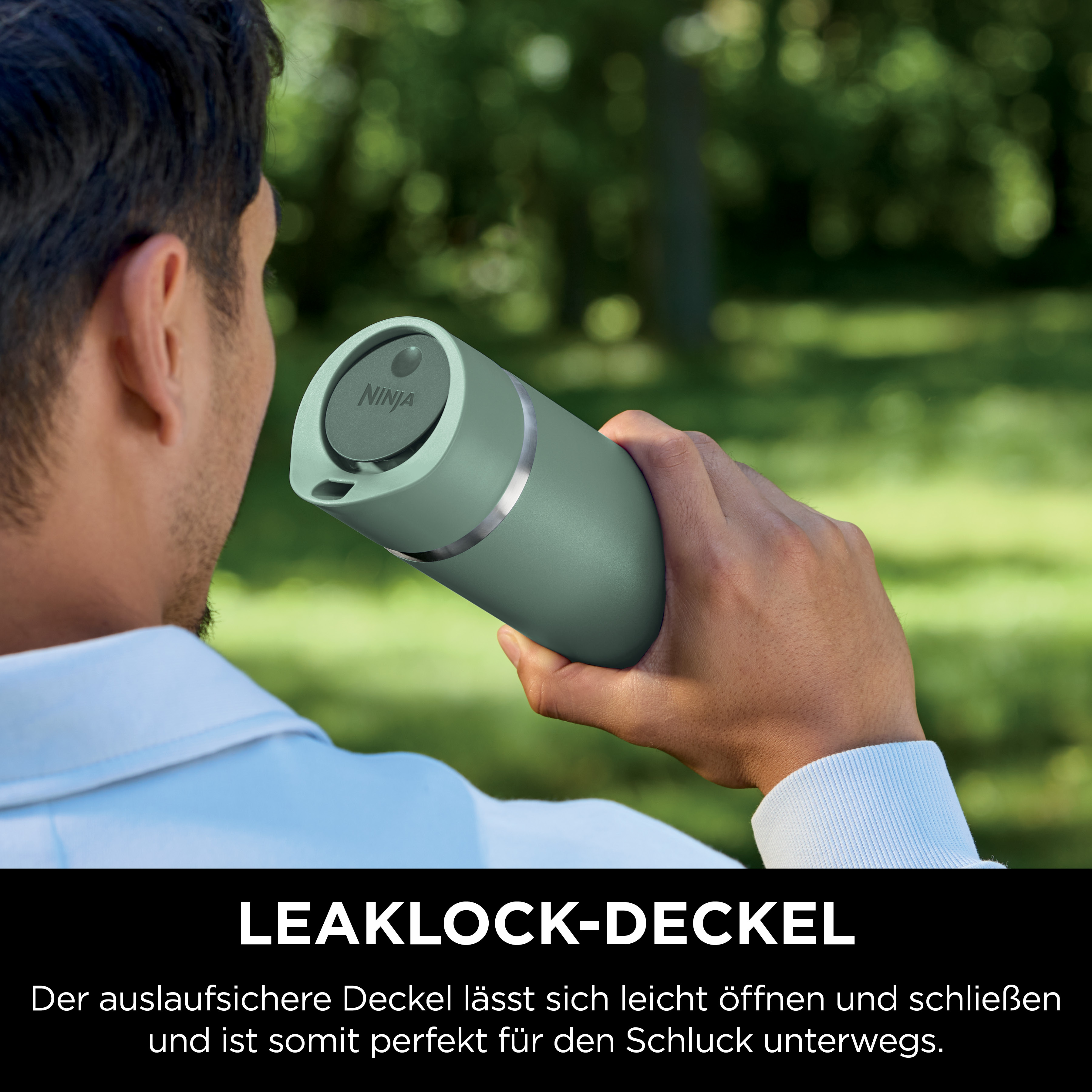 Une personne tient un gobelet Ninja vert. Le fond est une verdure floue. Le texte dit 'LEAKLOCK-DECKEL'.