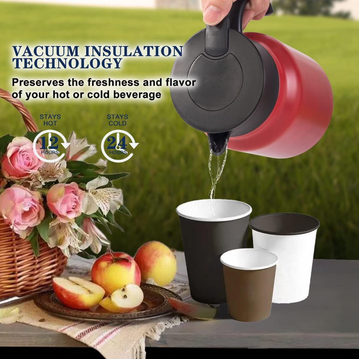 Ein roter Wasserkocher gießt Flüssigkeit in drei Pappbecher. Auf einem Tisch stehen ein Blumenkorb und Äpfel. Text: Vakuum-Isolationstechnologie.