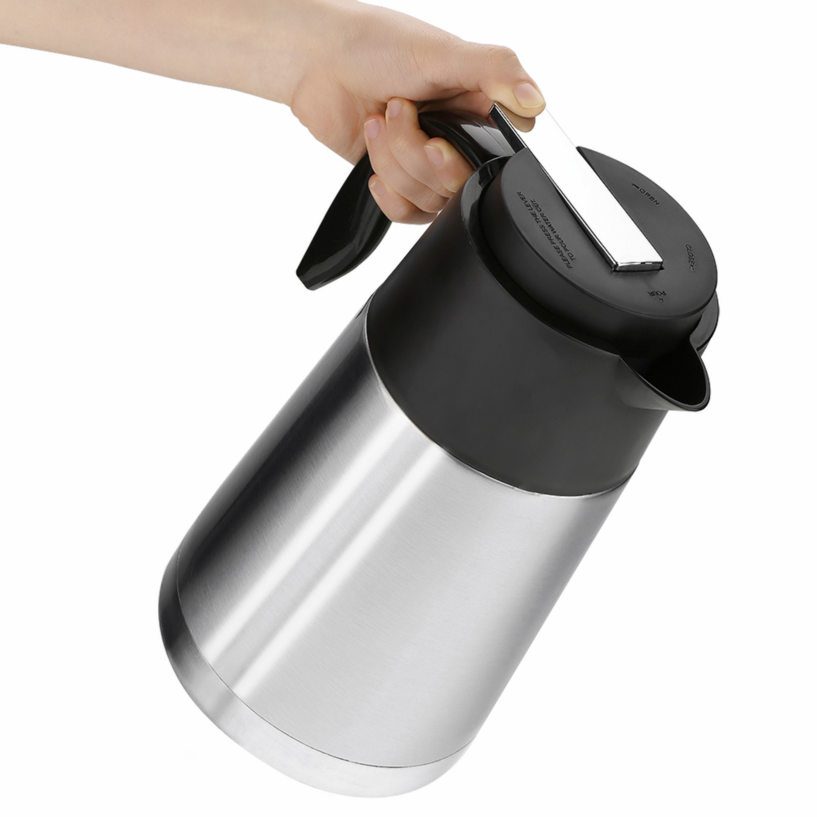 Eine Hand hält eine silberne und schwarze Isolierkanne. Der Deckel hat einen Hebel und einen Ausguss.