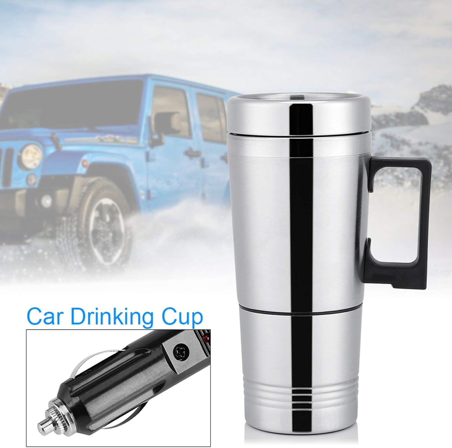 Ein metallischer Auto-Trinkbecher mit schwarzem Griff. Im Hintergrund ein blaues Auto. Ein Auto-Adapter links unten.