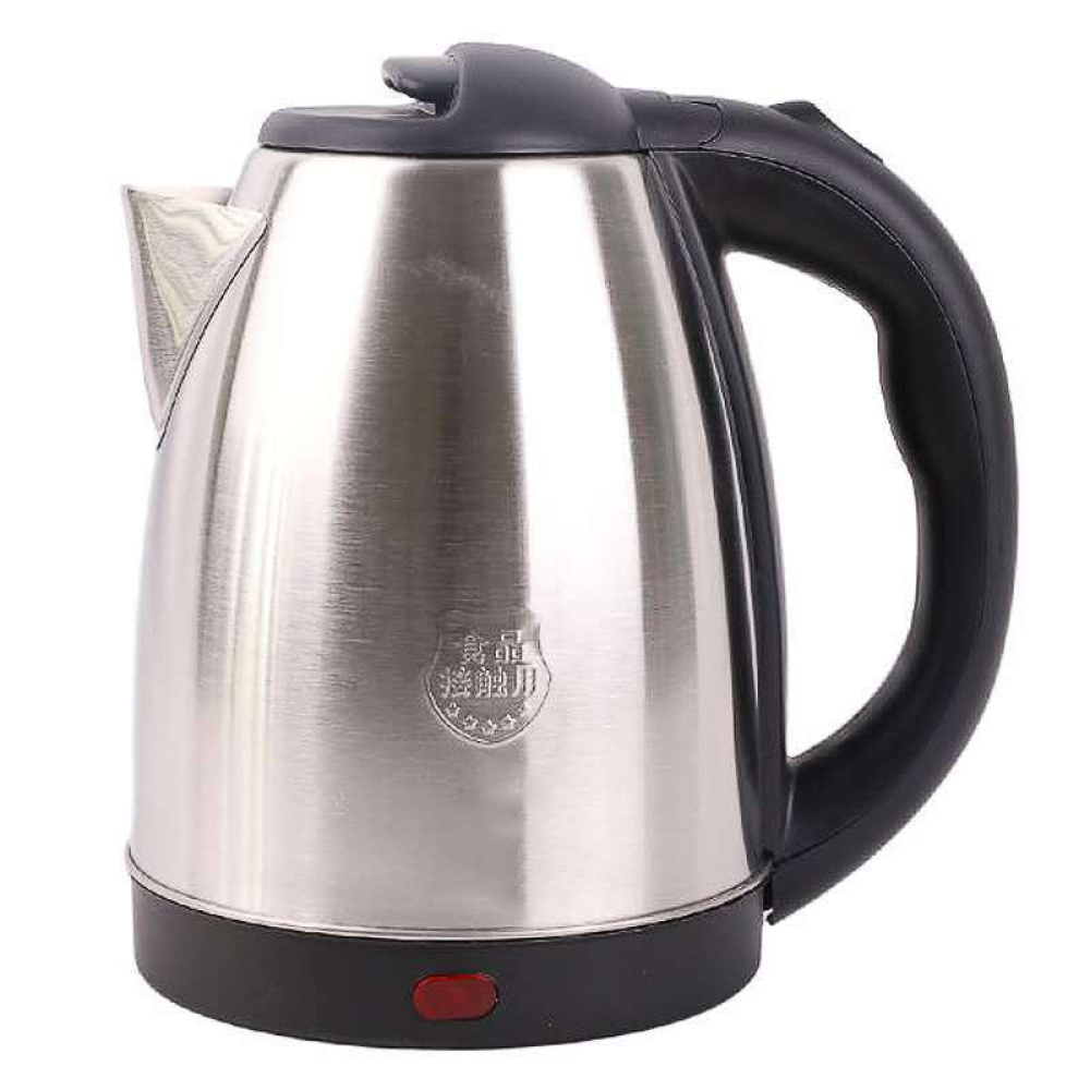 Ein Edelstahl-Wasserkocher mit schwarzem Griff und Deckel. Er hat einen roten Knopf und einen Ausguss.
