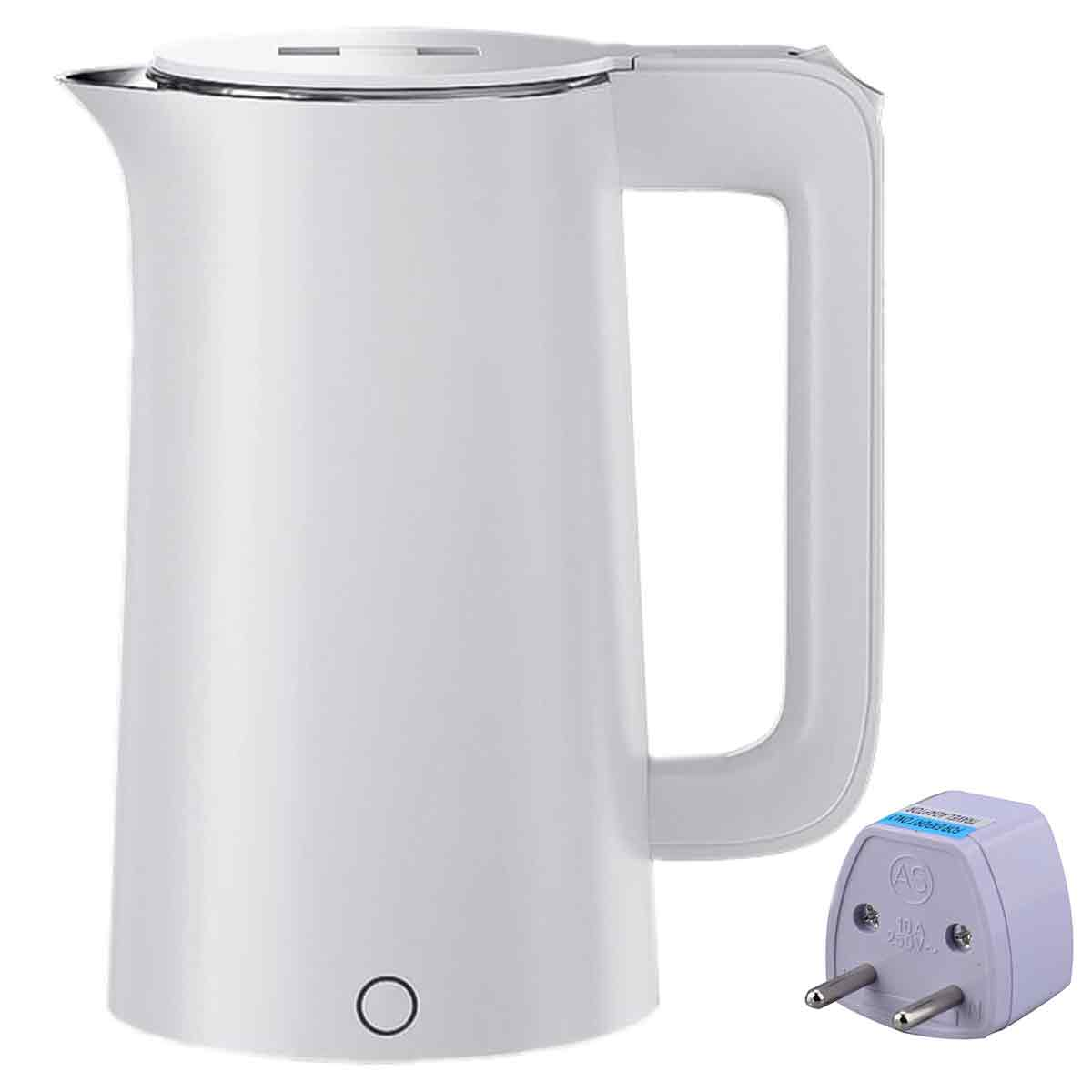 Ein weißer Wasserkocher mit Griff und Netzadapterstecker, auf weißem Hintergrund.