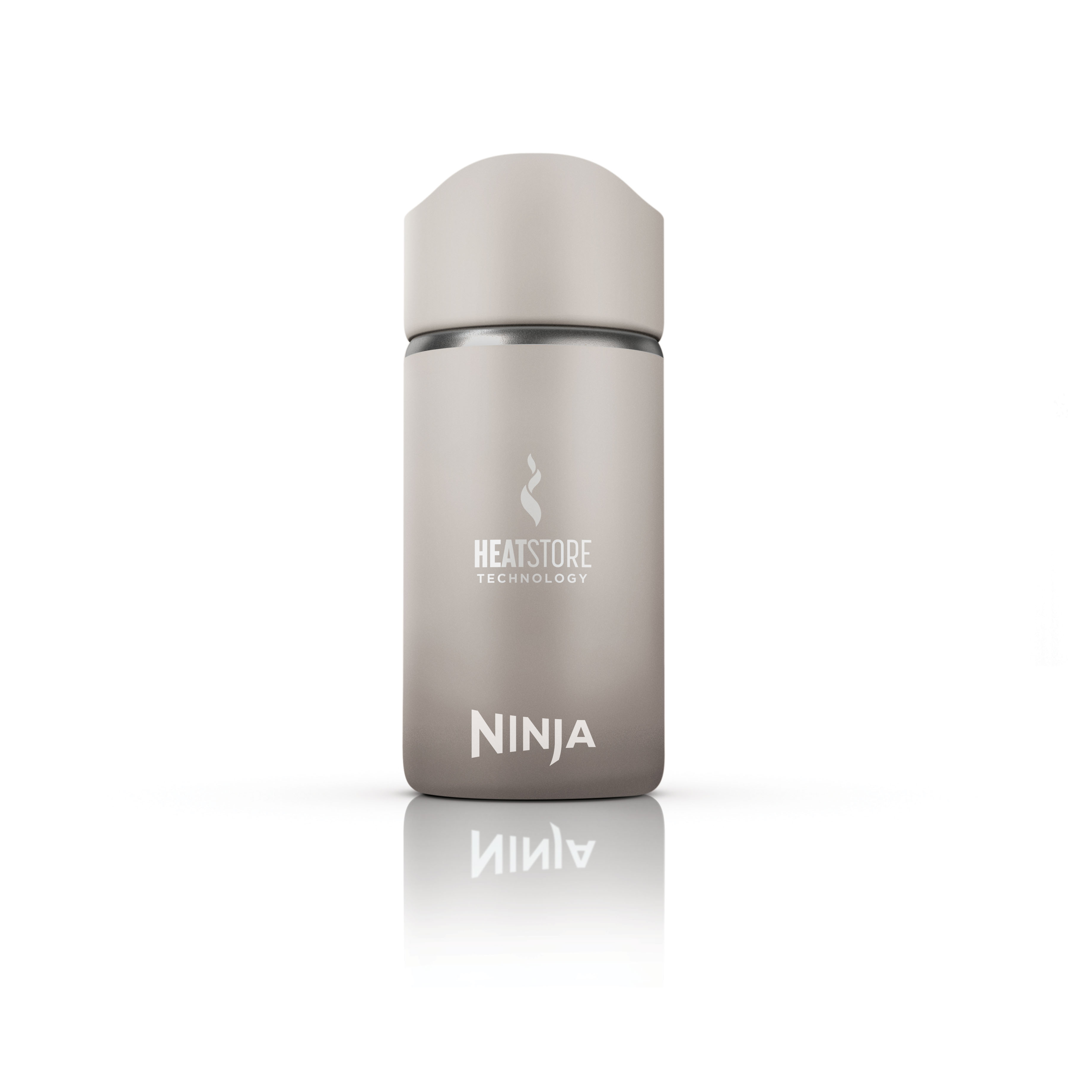 Une bouteille beige Ninja Heatstore est posée sur une surface blanche, avec un reflet. La bouteille a un logo de flamme et le mot Ninja.