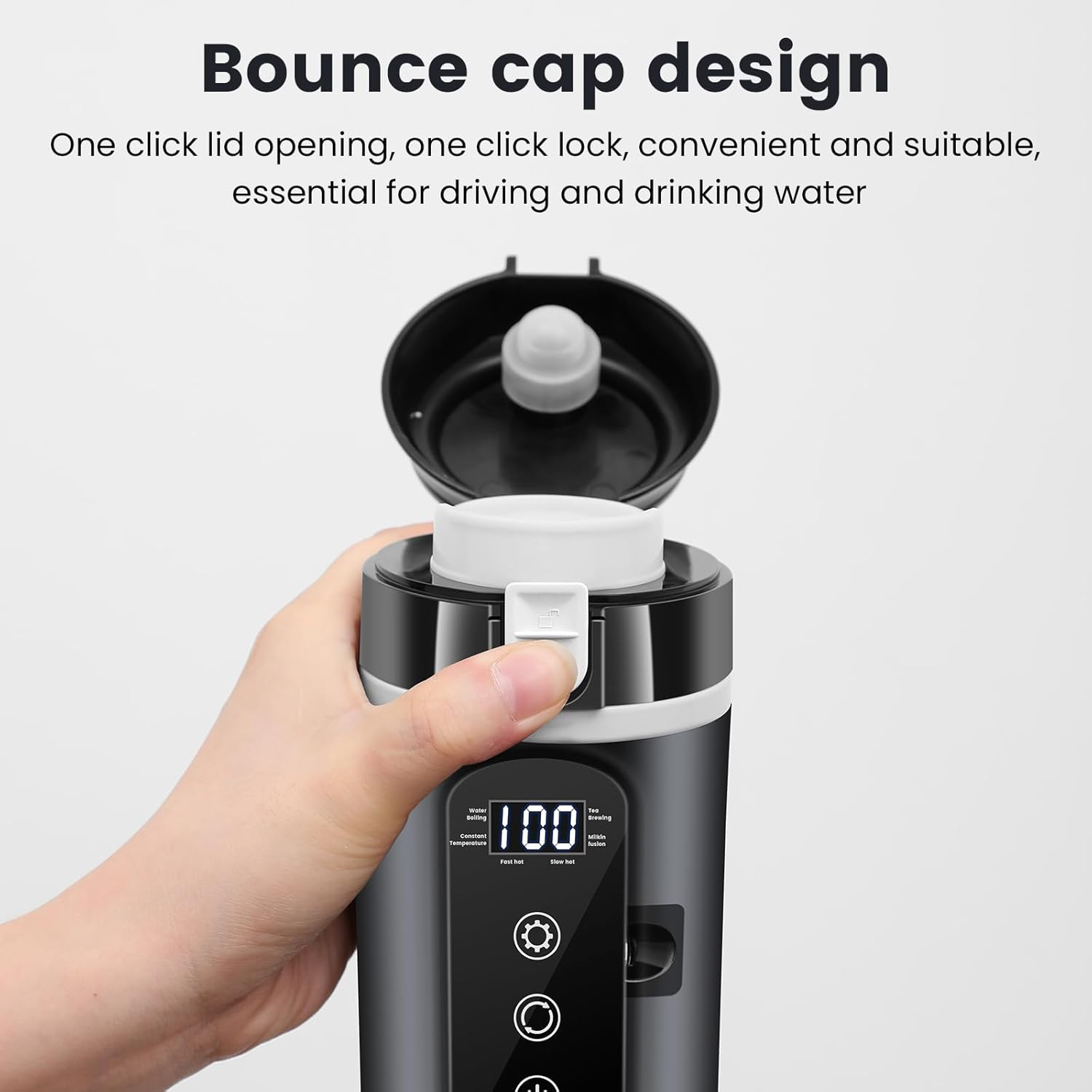 Eine Hand hält eine schwarz-silberne Wasserflasche mit offenem Deckel. Die Flasche hat ein Digitaldisplay mit 100.