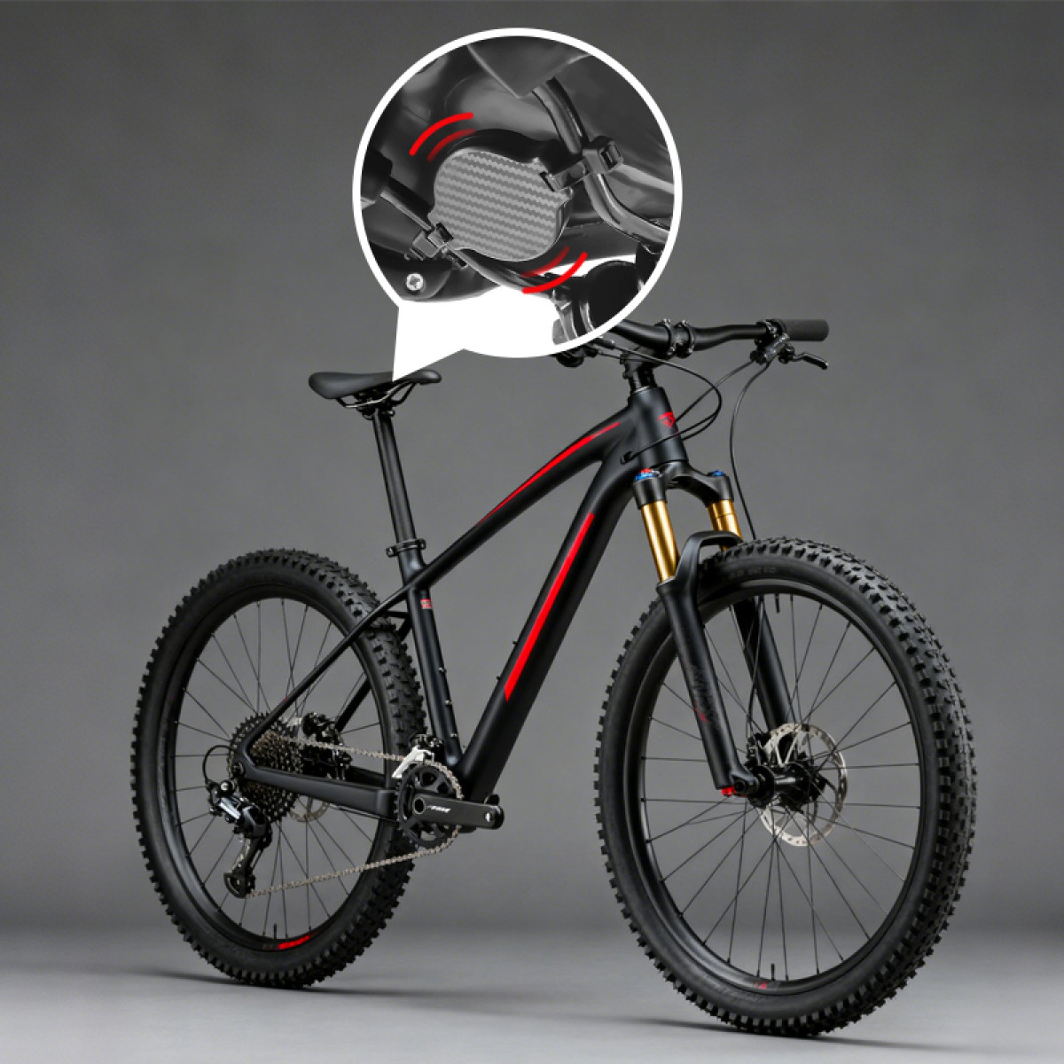 Czarny rower górski z czerwonymi akcentami. Powiększony widok pokazuje część z włókna węglowego z czerwonymi liniami. Szare tło.