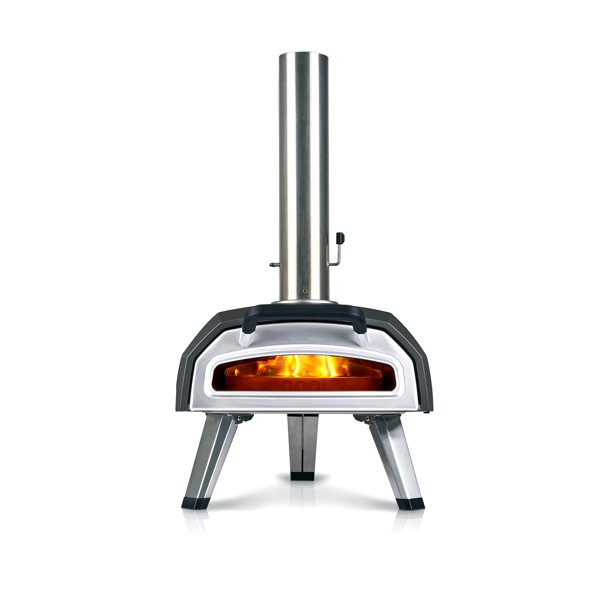 Moderner Pizzaofen, silber und schwarz, mit hohem Schornstein. Flammen im Ofen sichtbar. Auf weißem Hintergrund.