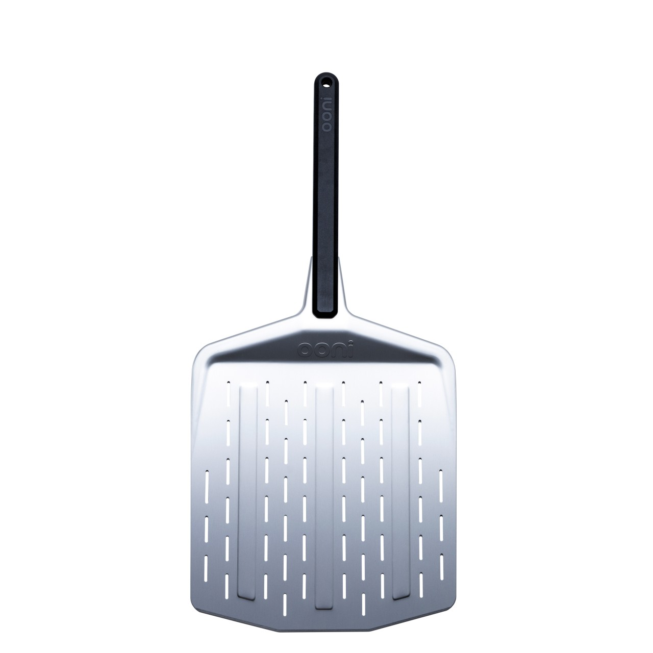 Eine Metall-Pizzaschaufel mit schwarzem Griff. Die Schaufel ist silberfarben mit Perforationen. Der Griff hat den Markennamen 'ooni'.